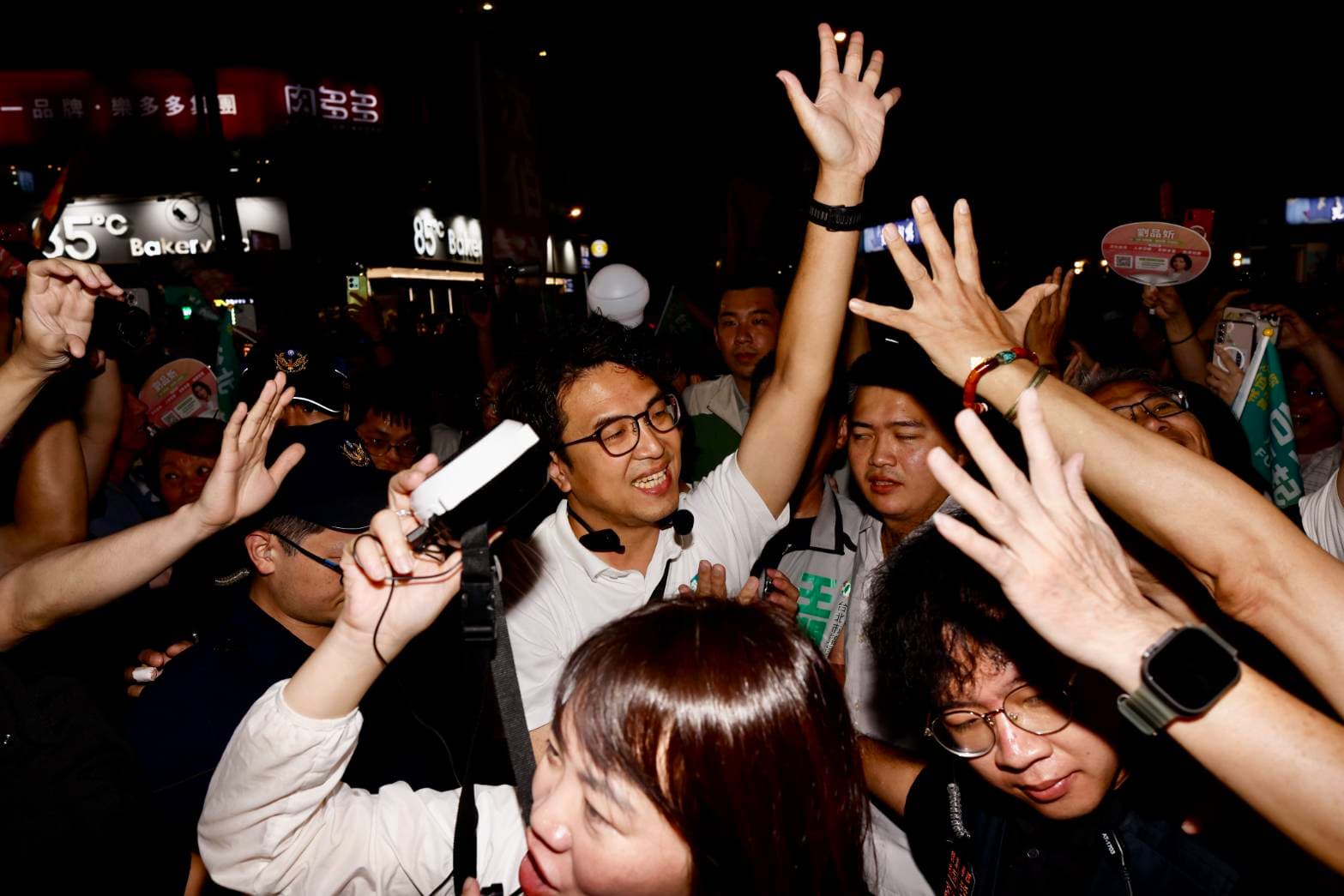 沈伯洋18日晚間到景美夜市掃街,受訪對市場處公文要求各大夜市、市場拆除標語一事做出回應。