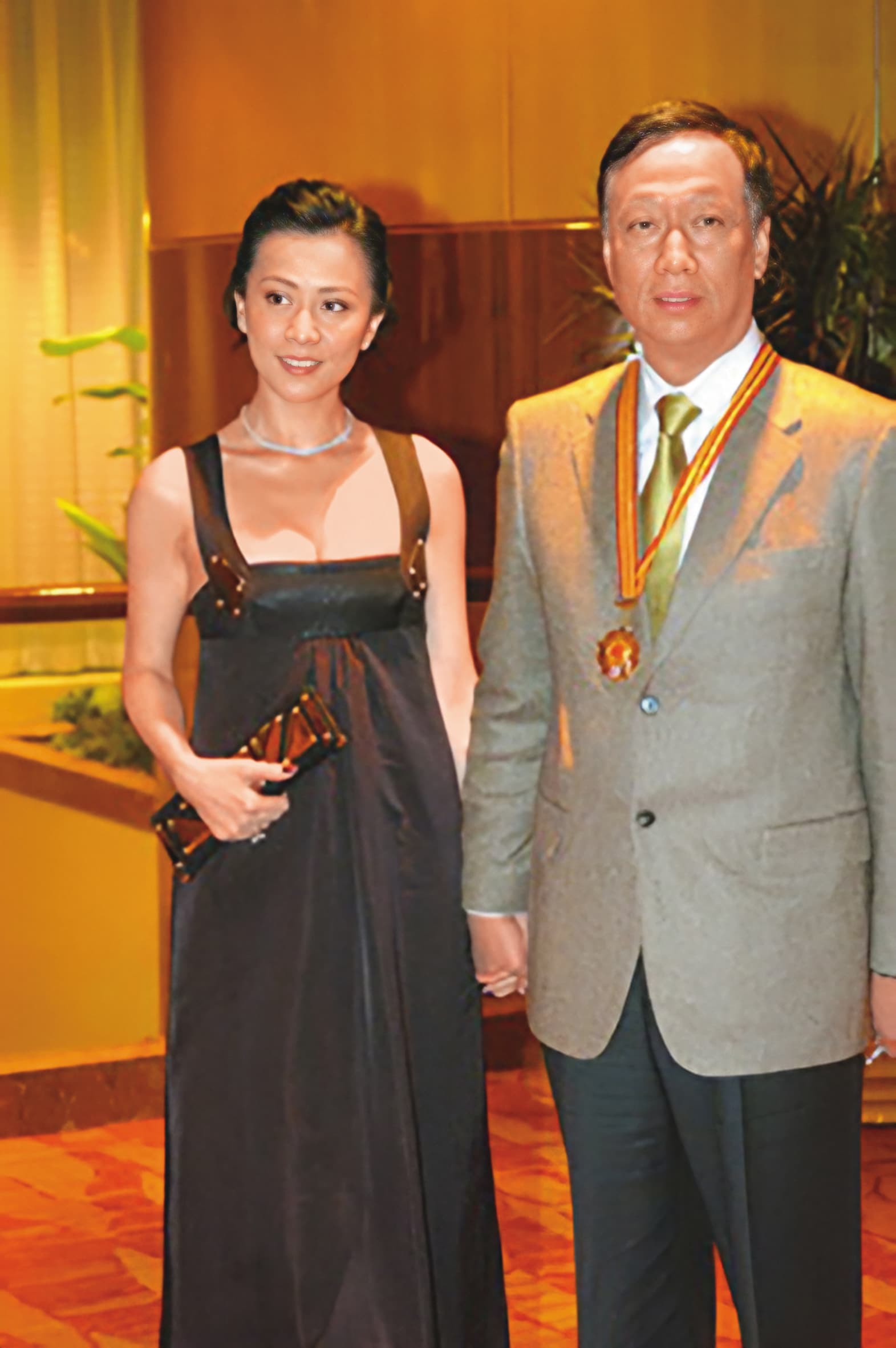 2006年郭台銘(右)與劉嘉玲(左)牽手出席慈善活動爆出緋聞,雖然組合頗為新,但後來不了了之。(翻攝自搜狐)