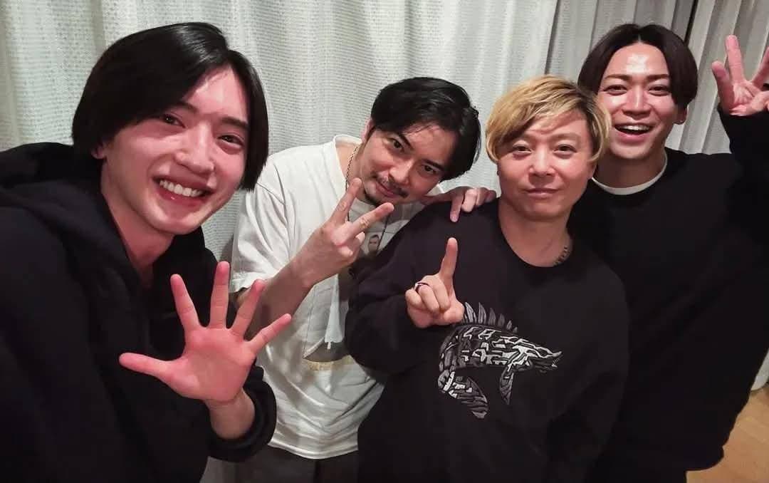 歷代演過「金田一」的演員曾經四位(左起道枝駿佑、松本潤、堂本剛、龜梨和也)齊聚一堂,山田涼介透露其實超想參加,無奈直到凌晨3點才收到通知。(網路圖片)