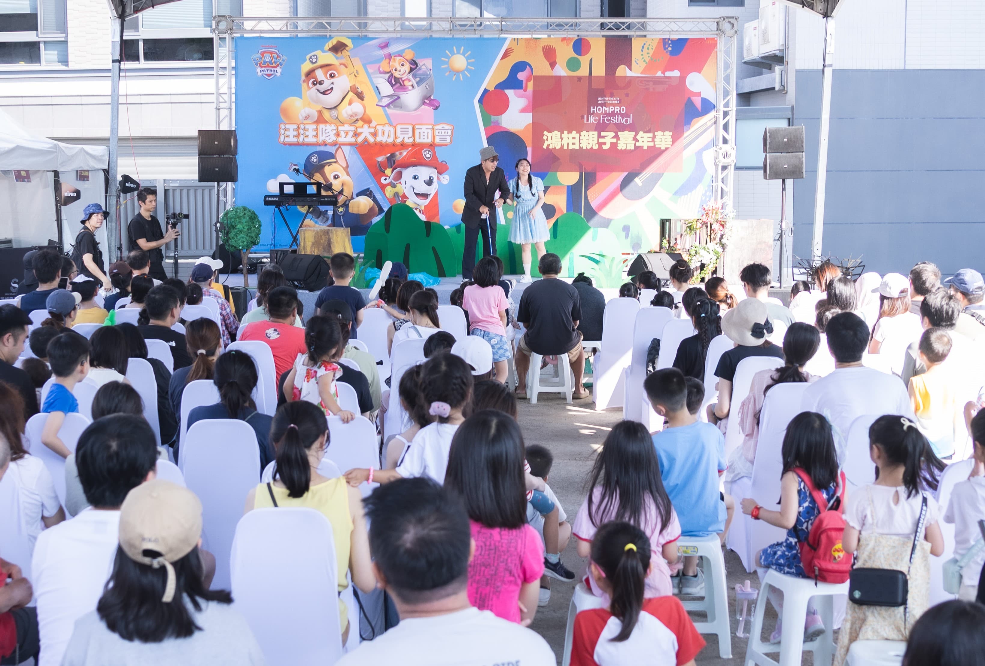 「如果兒童劇團」帶來經典劇目《神奇溫泉水》，在現場與觀眾互動氣氛熱絡，寓教於樂。