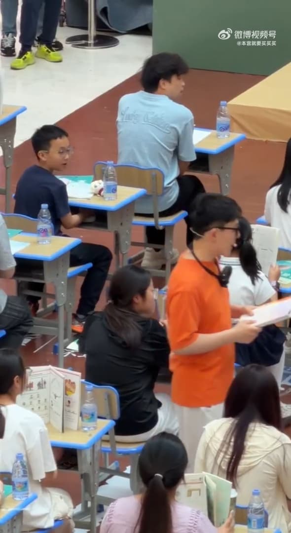 參賽者時刻注意老師動態,隨時準備「偷吃」。(翻攝微博)