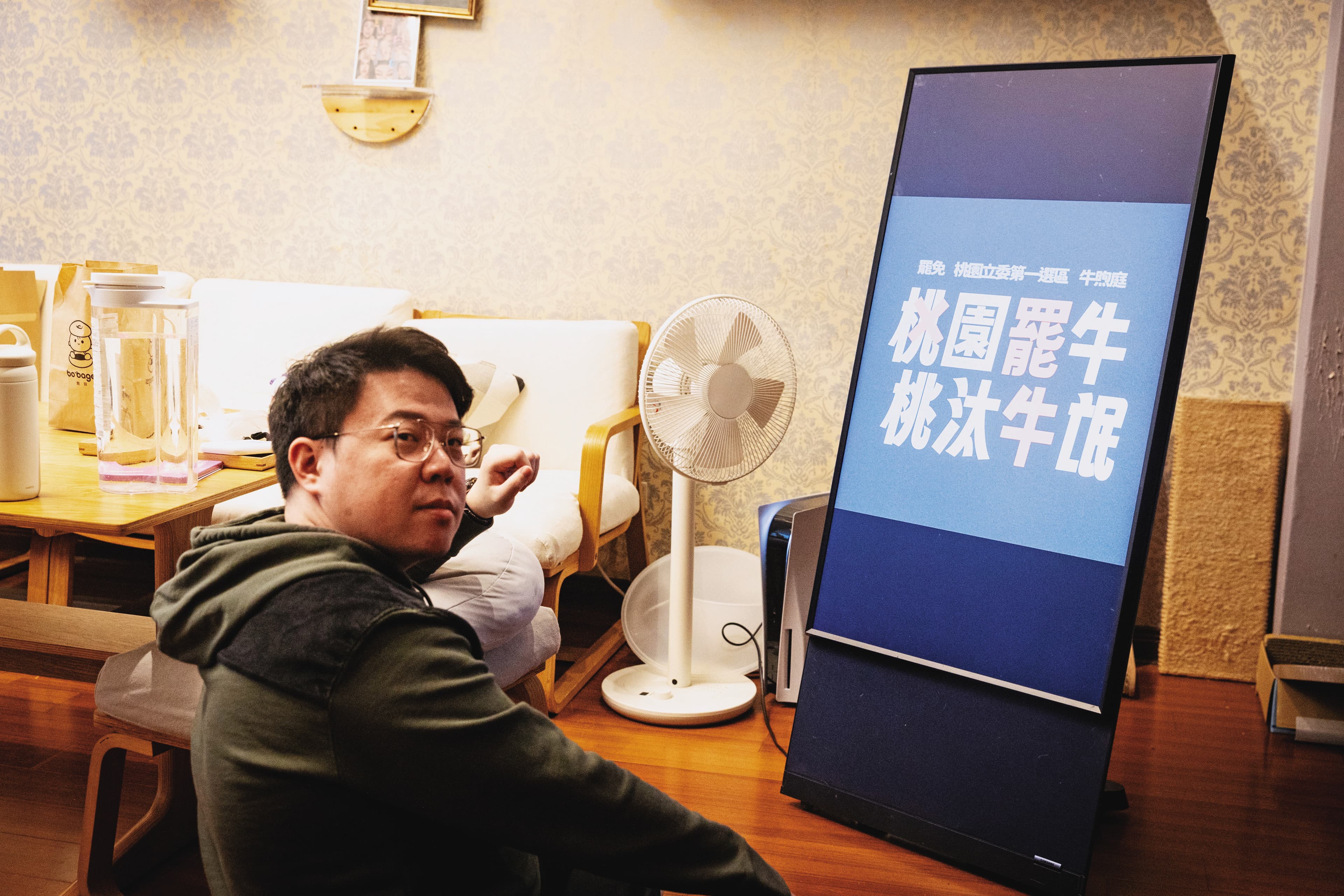 謝知橋曾為退出國民黨參選議員的牛煦庭大力拉票，說：「我真的沒想過他會回去…」