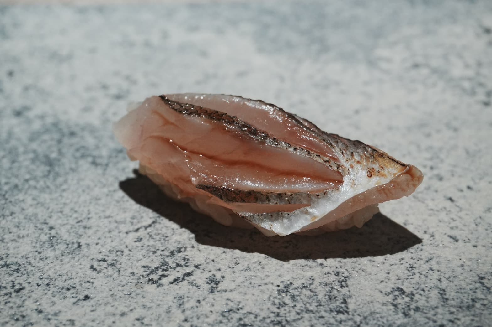 被稱為「亮皮魚」的日本鯖魚，在冬季為最為肥美，主廚藉由多層次的畫刀，使鯖魚在氧化過程中，甜度達到最高。