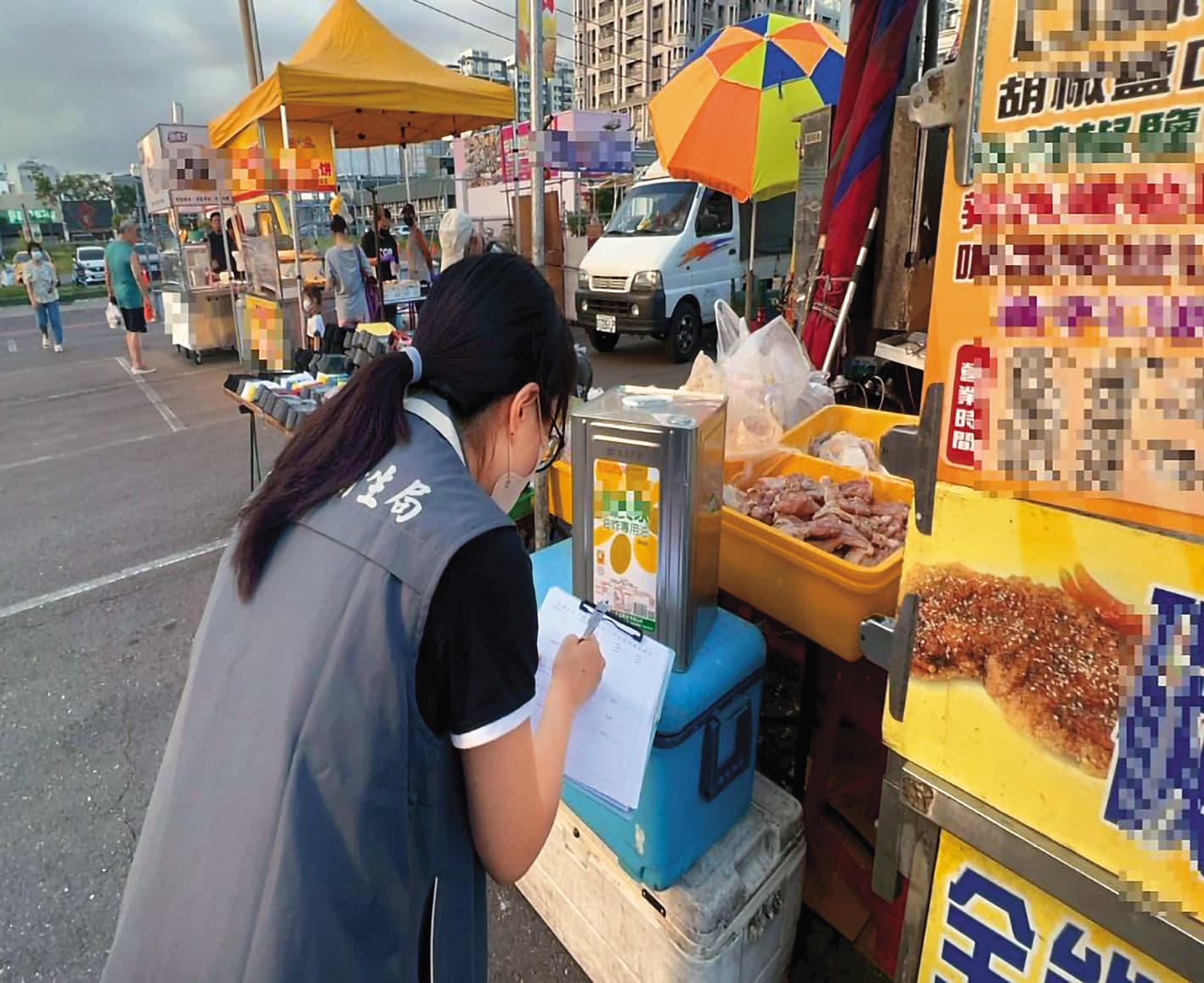 夜市攤:台南市政府衛生局人員稽查夜市小吃攤。(台南市府提供)