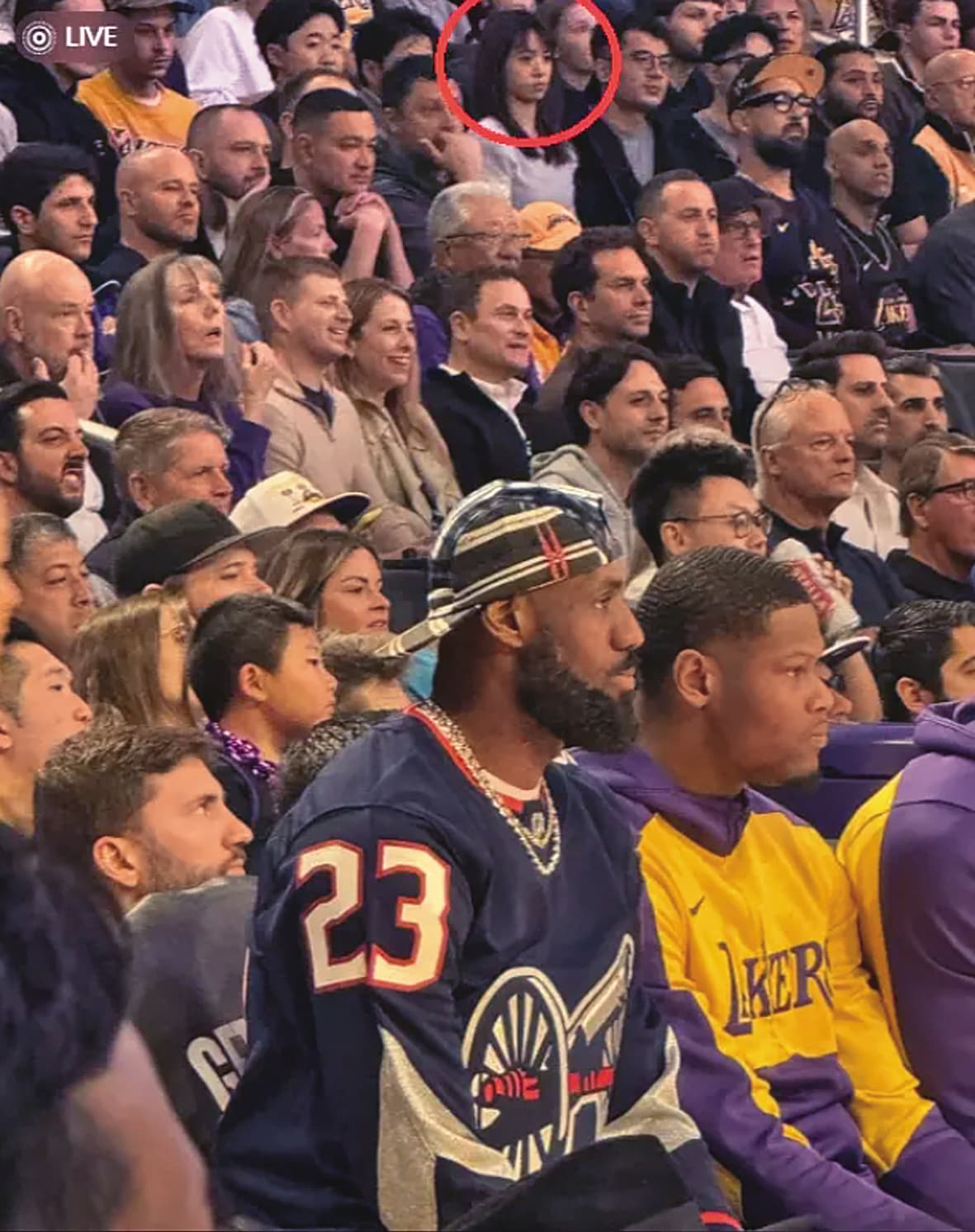 蔡依林赴美拍攝MV時,被捕捉到她零偽裝坐在NBA觀眾席看球。(翻攝自小紅書)