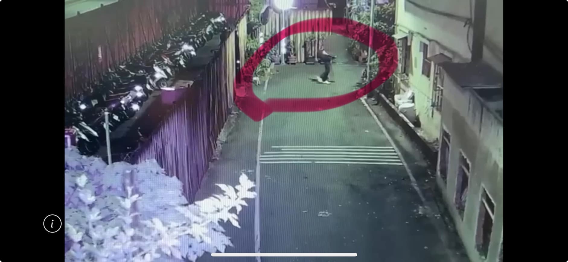 嫌犯棄置屍體後返家畫面。（警方提供）
