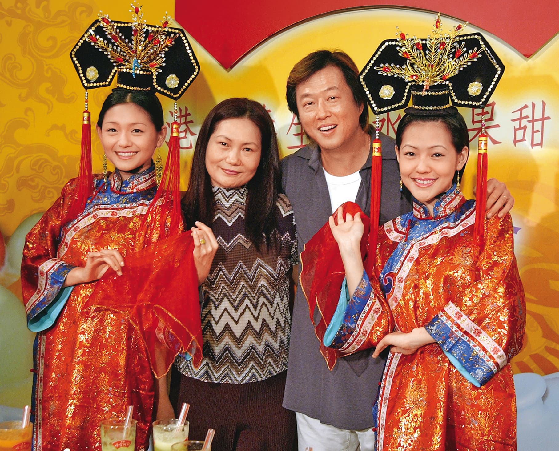 大S（左一）出道以來，賺來的錢都是由S媽（左二）全權控管，只有小S（右一）在結婚後才由許雅鈞打理。右二為王偉忠。