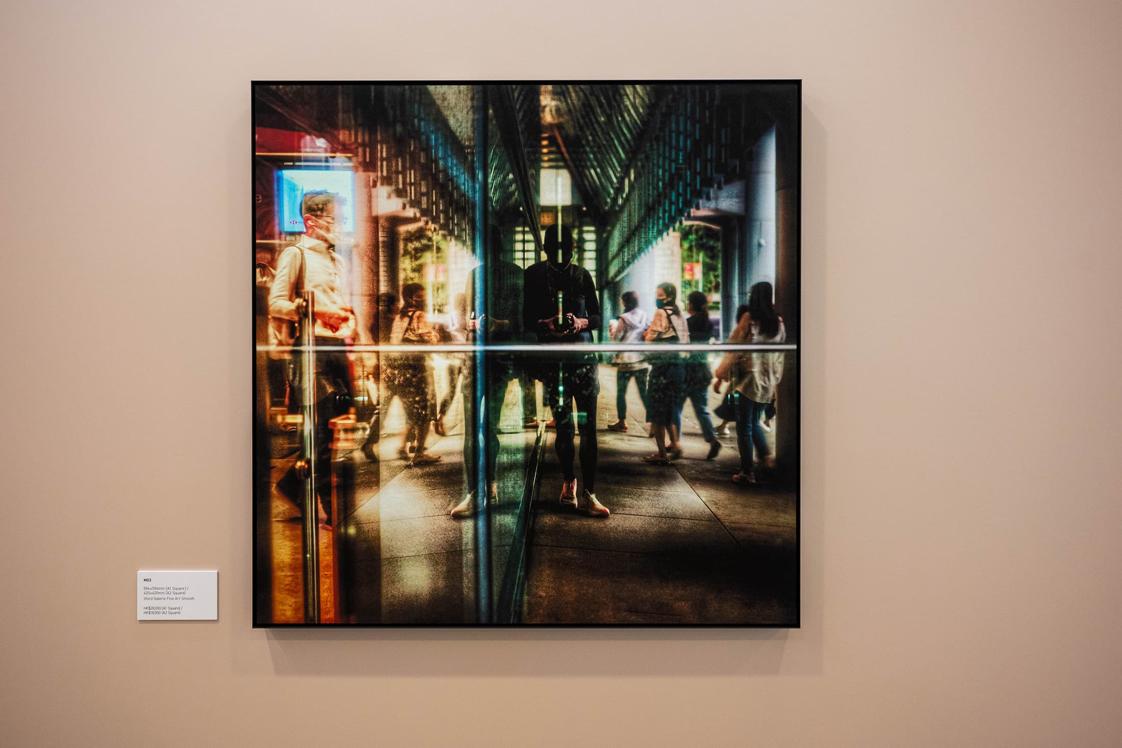 在「晨」展區的系列作品中，可以看見發哥透過鏡面反射等手法，呈現出攝影師與被攝者之間的微妙關係。（海港城提供）