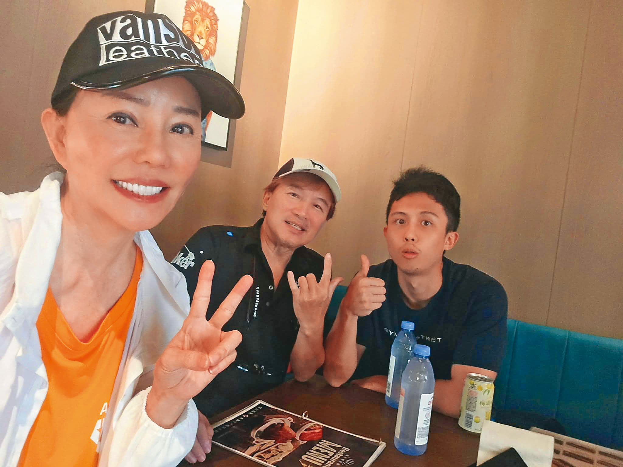去年狄鶯在臉書放上自己、孫安佐幫孫鵬歡度父親節的天倫畫面。(翻攝自狄鶯臉書)