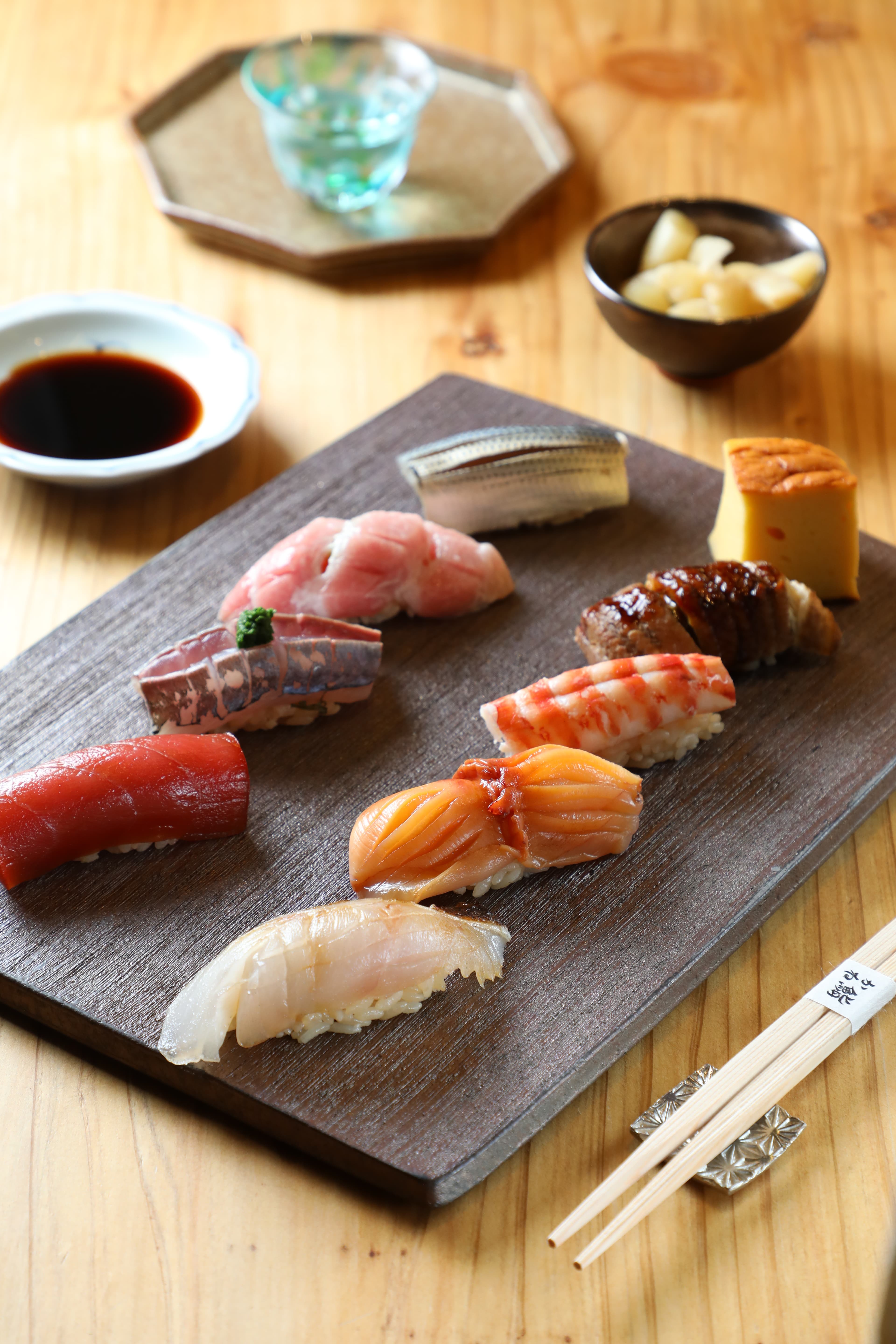 晚餐共20道菜式，那日吃到了鮪魚中腹、鮪魚大腹、小肌魚、炙燒紅喉、炙燒北寄貝、車蝦、鰻魚、玉子燒等好料。