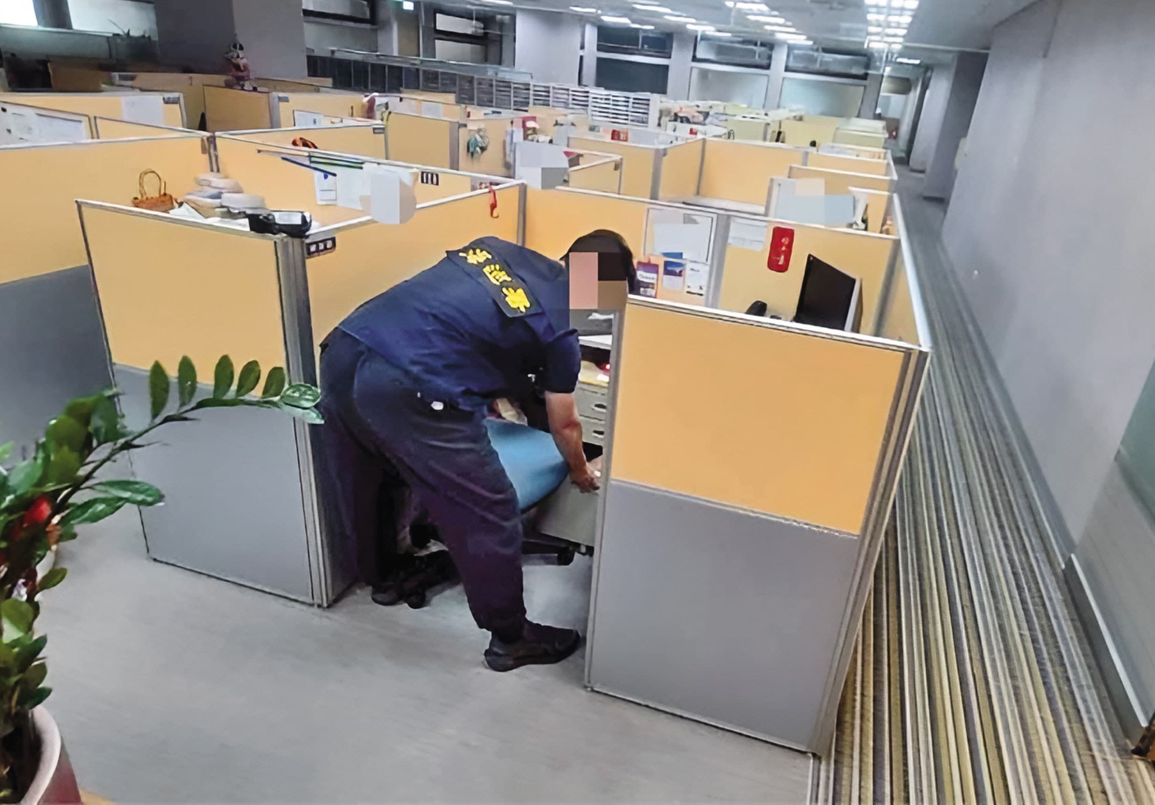 海巡署人員搜索涉案相關公司，已掌握走私的關鍵證據。（海巡署偵防分署提供）