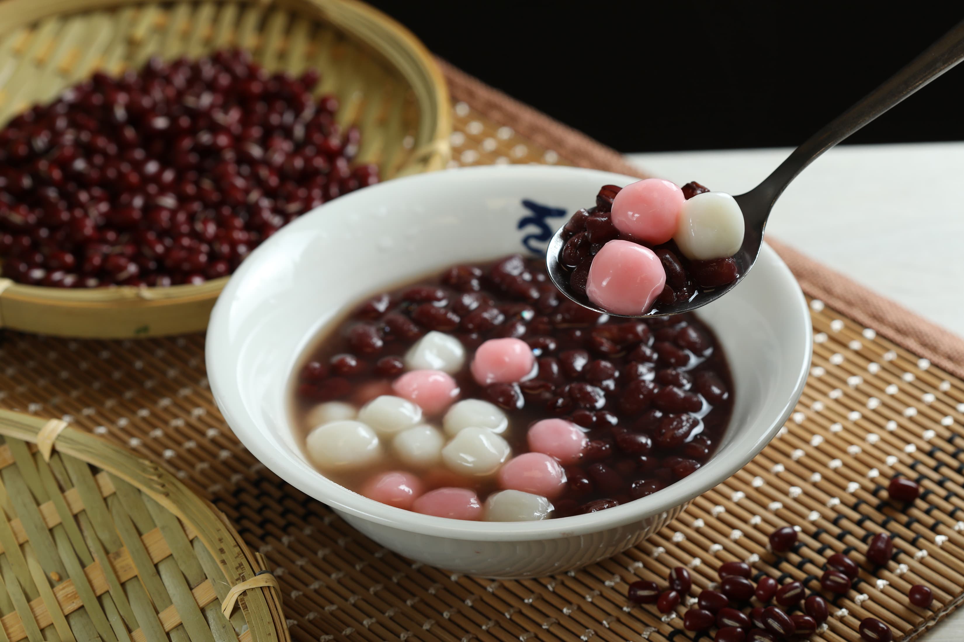「紅豆湯圓湯」以濃郁湯汁與Q彈小湯圓,交織出最經典的冬日味覺。(65元/份)
