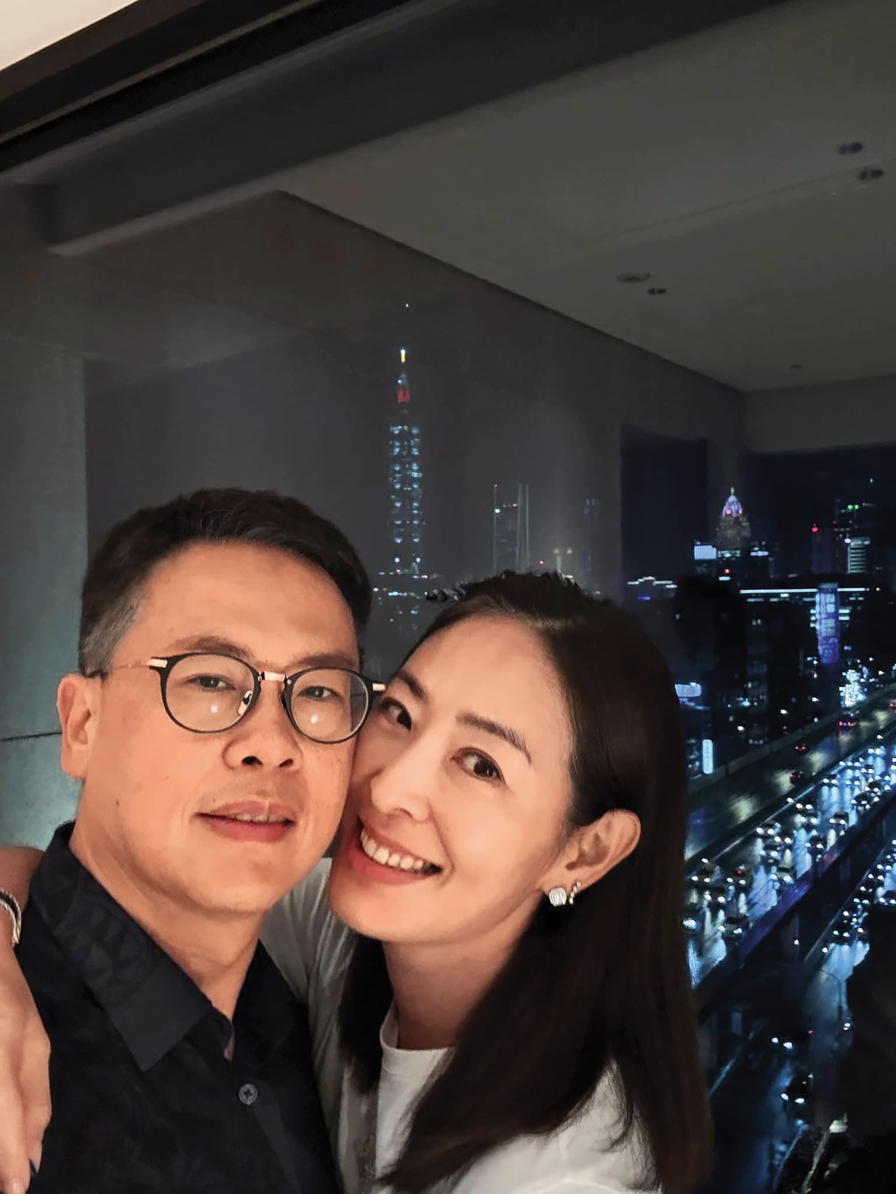 台北101董事長賈永婕（右）遭質疑利用101放閃老公（左），惹來各界批評。（翻攝自賈永婕臉書）