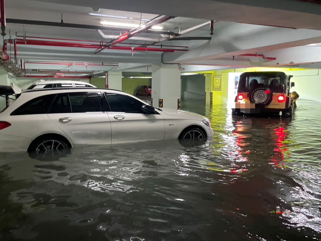 竹北大淹水,許多車因此受損。(吳旭智提供)
