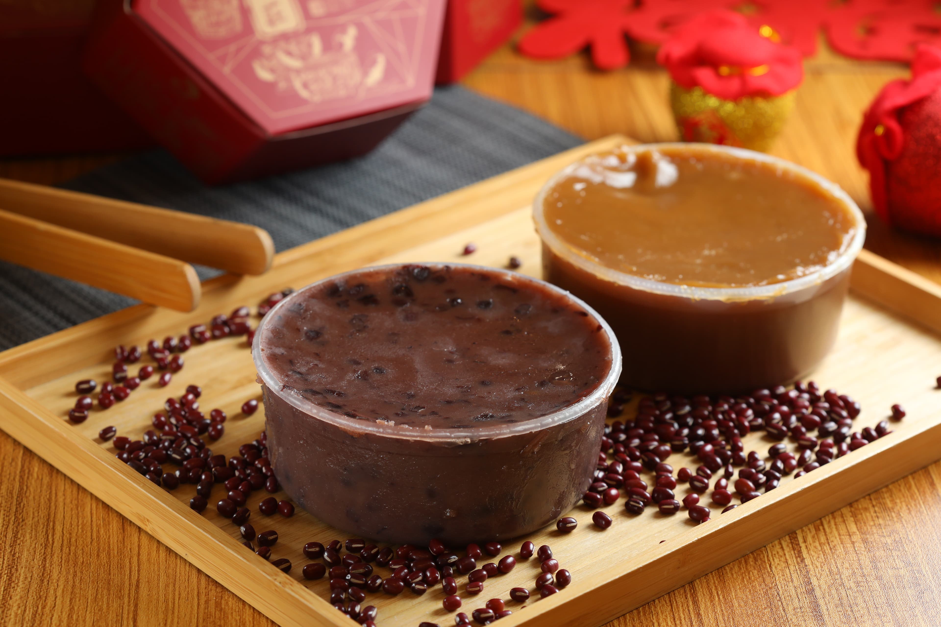 台灣特級砂糖製作的「焦糖年糕」（後，166元／個）；「紅豆年糕」（前，176元／個）有滿滿大顆紅豆粒。