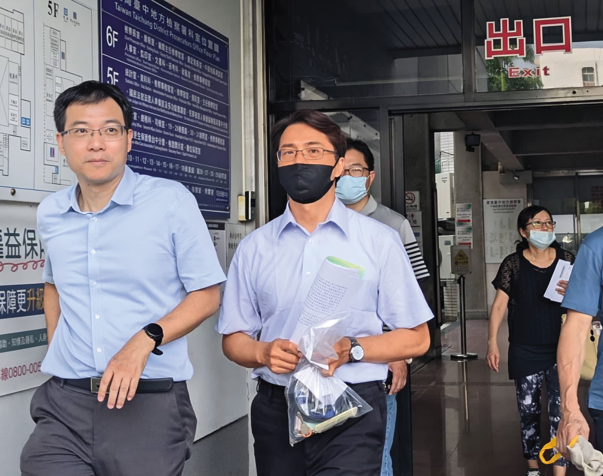 中聯煉油廠長陳明榮(戴口罩者)具保200萬元後,仍被法定羈押禁見。
