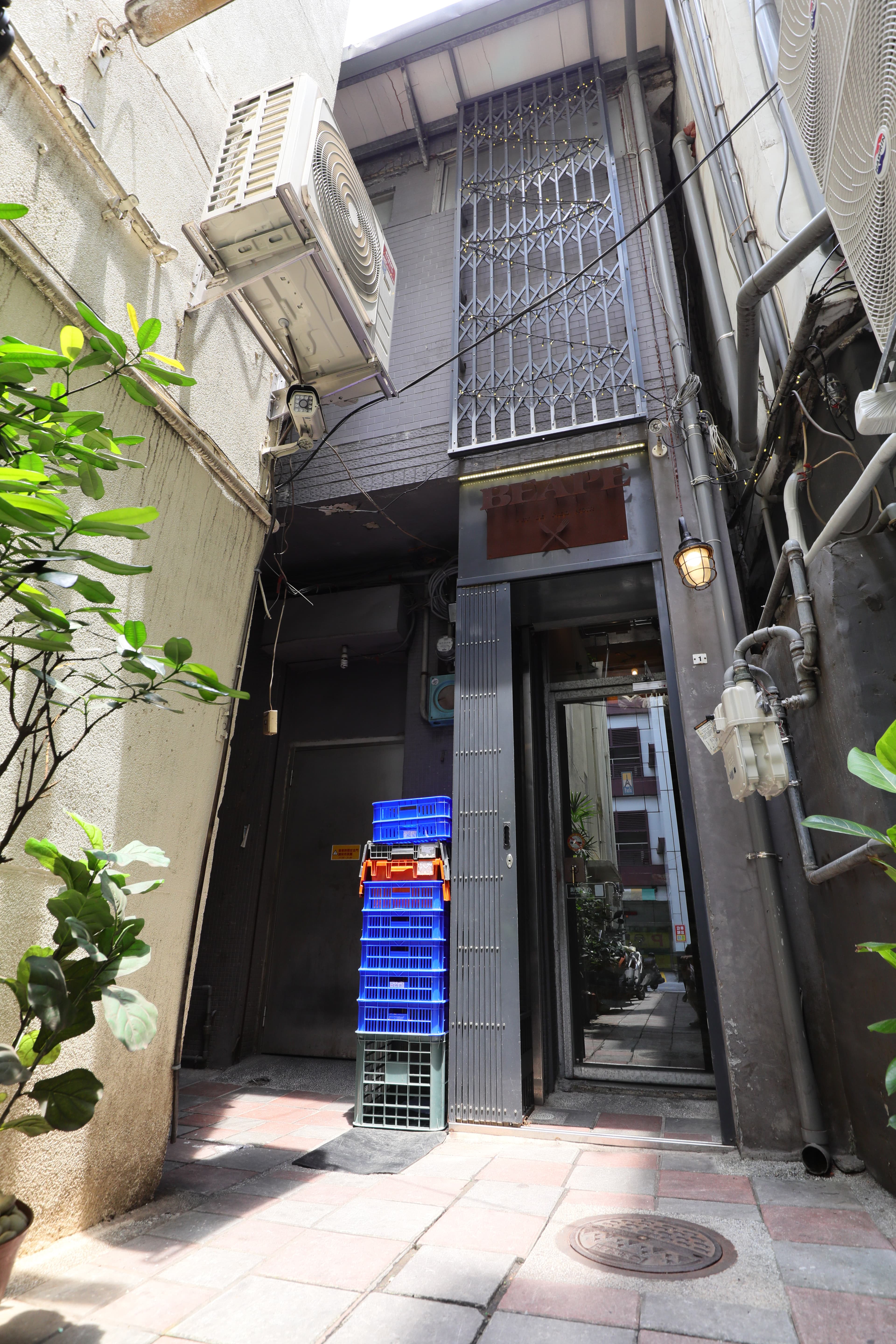 這道很有腔調的窄門就是餐廳入口。