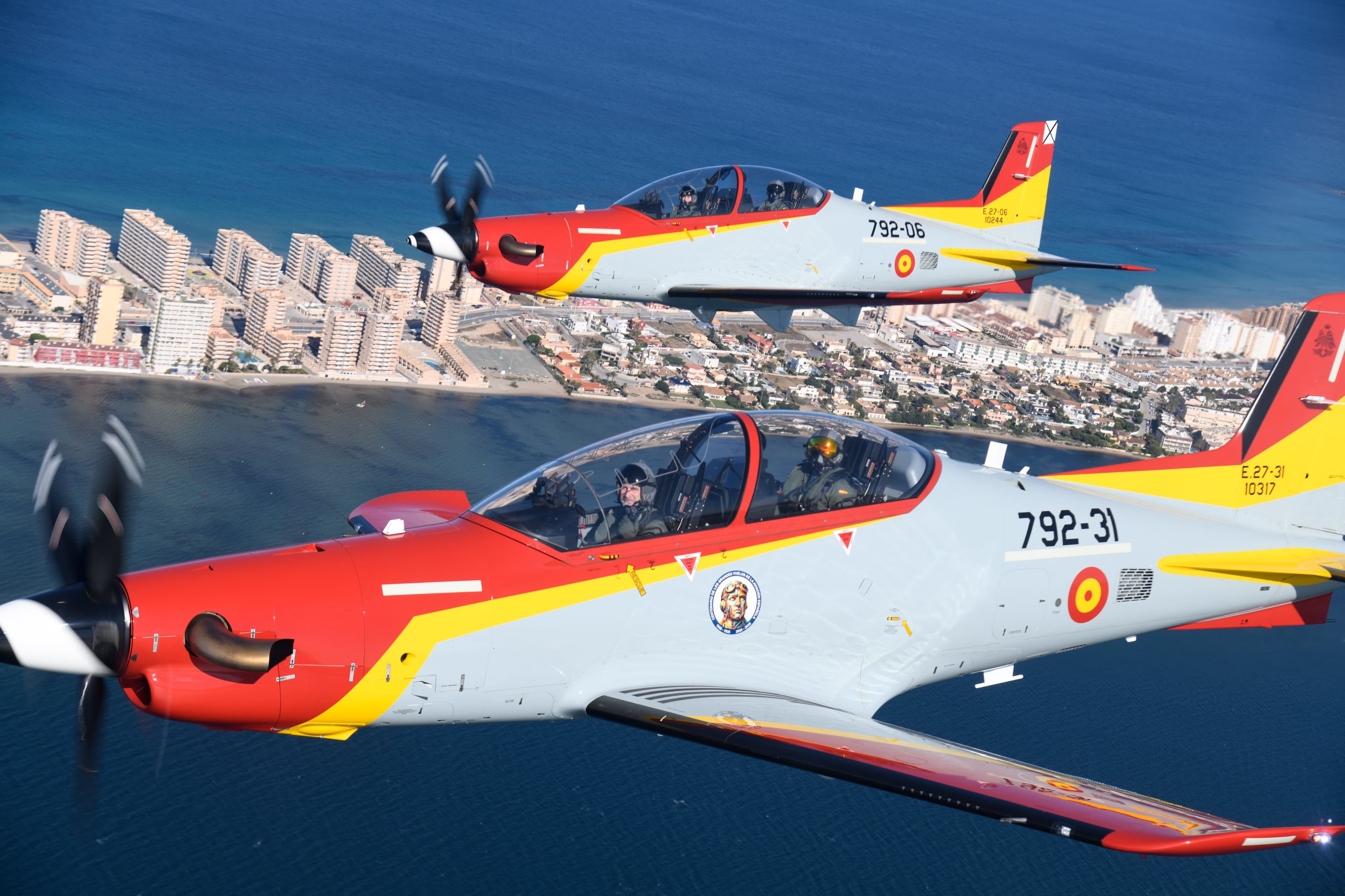 費利佩六世(前)與萊昂諾公主(後)分別駕駛Pilatus PC-21教練機,在西班牙穆爾西亞上空並肩飛行,完成首次父女共同飛行訓練。(翻攝X@CasaReal)
