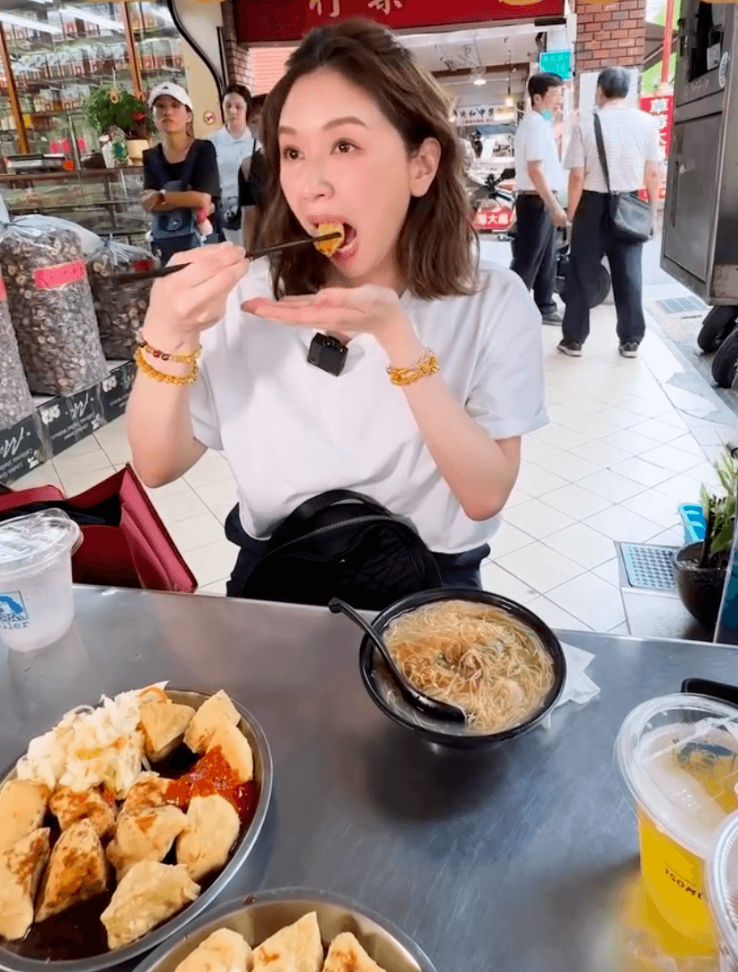 蔡依珊大口吃臭豆腐。（翻攝蔡依珊IG）
