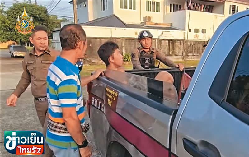 孫安佐(右二)去年在泰國普吉島私闖民宅還脫褲,遭到當地警方逮捕,並且登上泰媒版面。(翻攝自THAIRATH TV Originals)