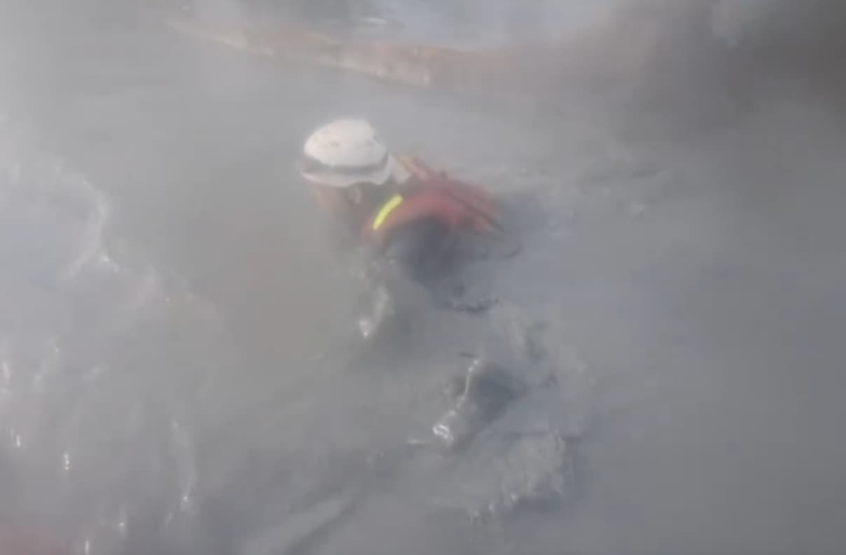 花蓮光復鄉道路遭洪水與淤泥覆蓋,屏東特搜隊涉水搶救生命。(翻攝自threads/choulittlerice)