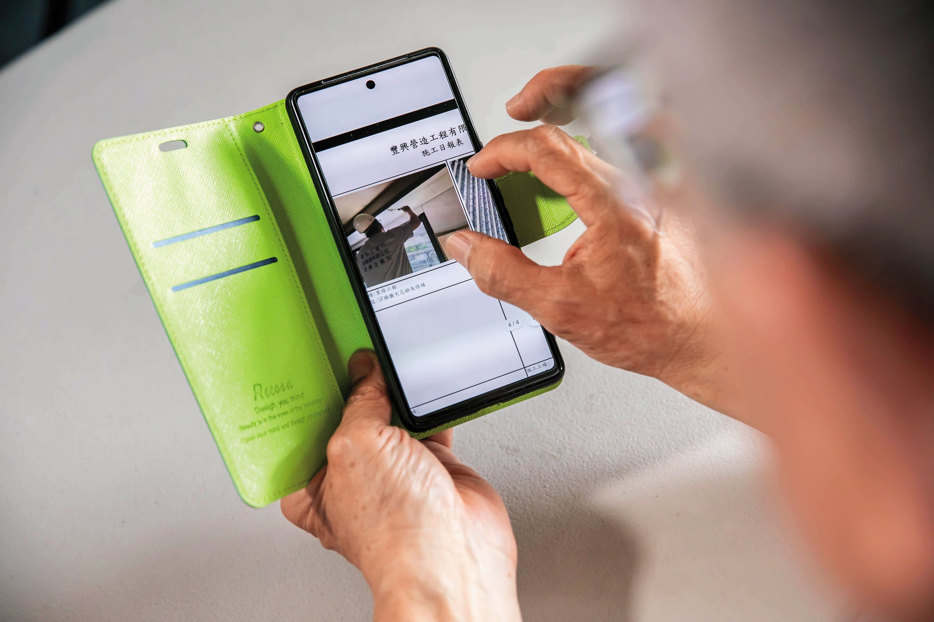 自辦都更等於是自己當建商，營造廠傳來工程進度，屋主都能即時掌握。