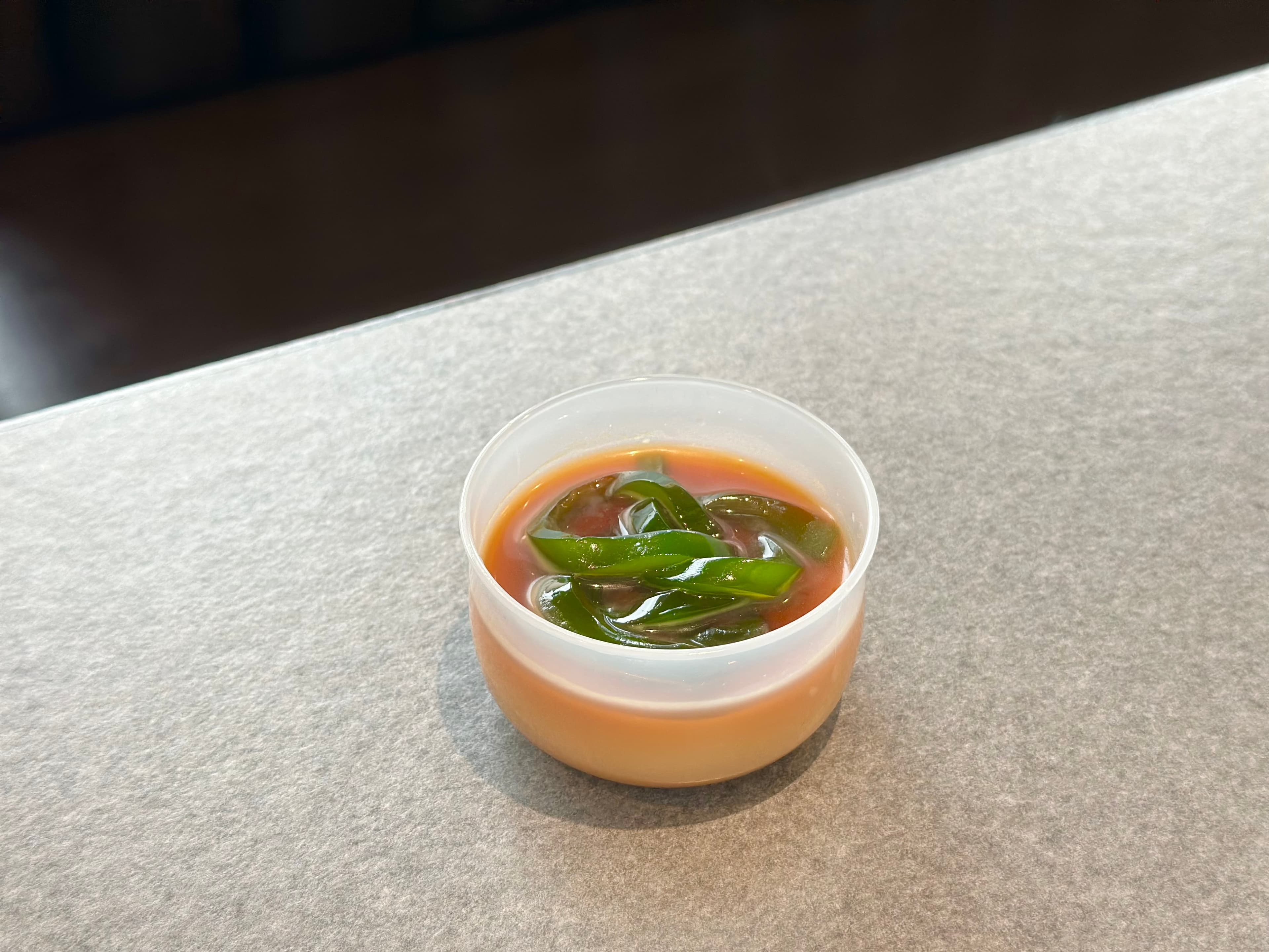 東南亞地區的特色甜點「煎蕊」，吃得到斑斕葉和椰子的香氣。（80元／份）