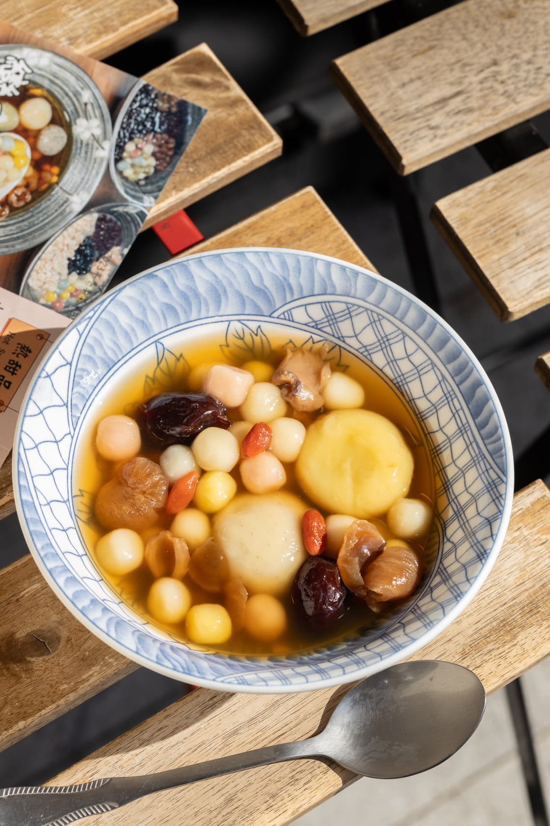 「芝麻（或花生）湯圓桂圓湯」裡的湯圓是以天然食材染色，視覺鮮豔、味覺滿足。（75元／份）