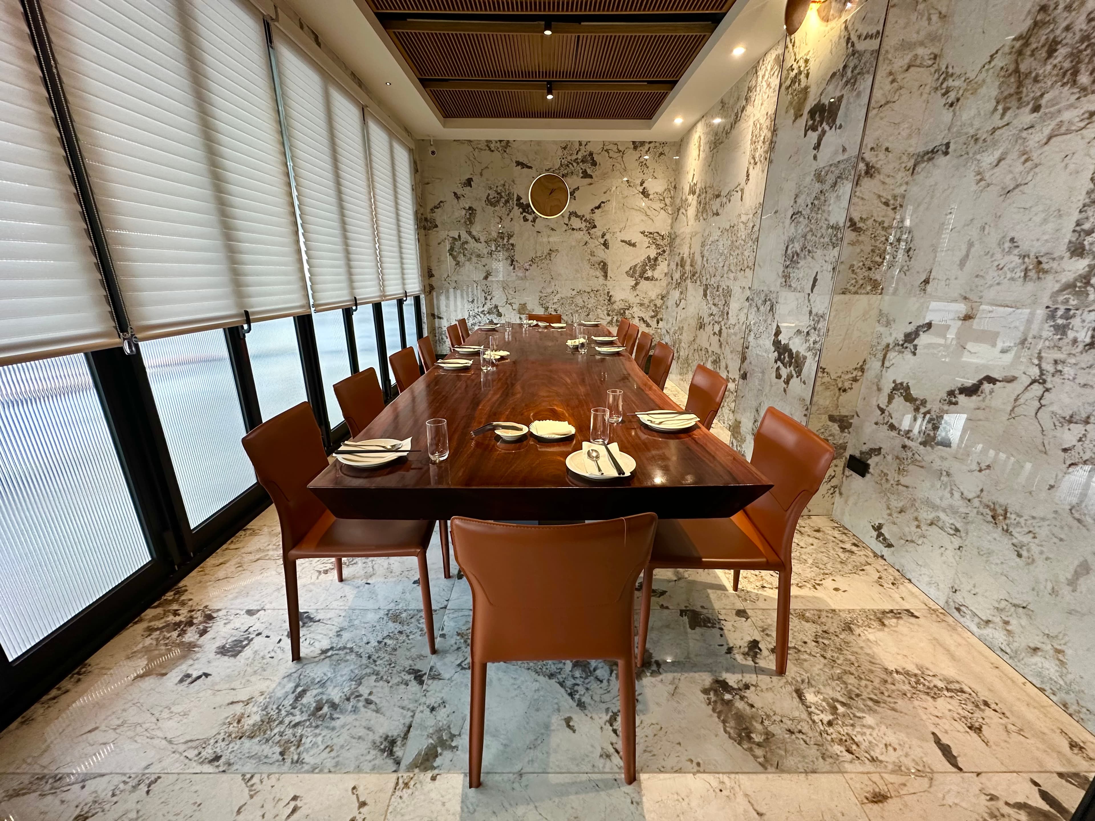 餐廳有多間獨立包廂，提供不同人數的聚餐需求。