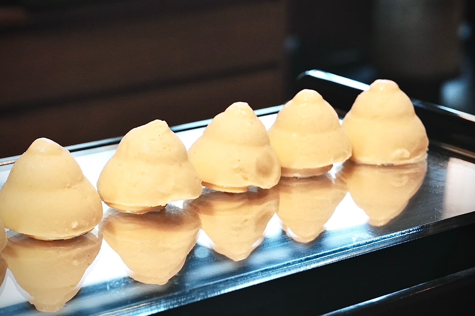 花枝漿製作的「冰淇淋豆腐」，滑嫩又紮實中帶有飽滿奶香，是無老鍋的必點品項。（40元／顆）