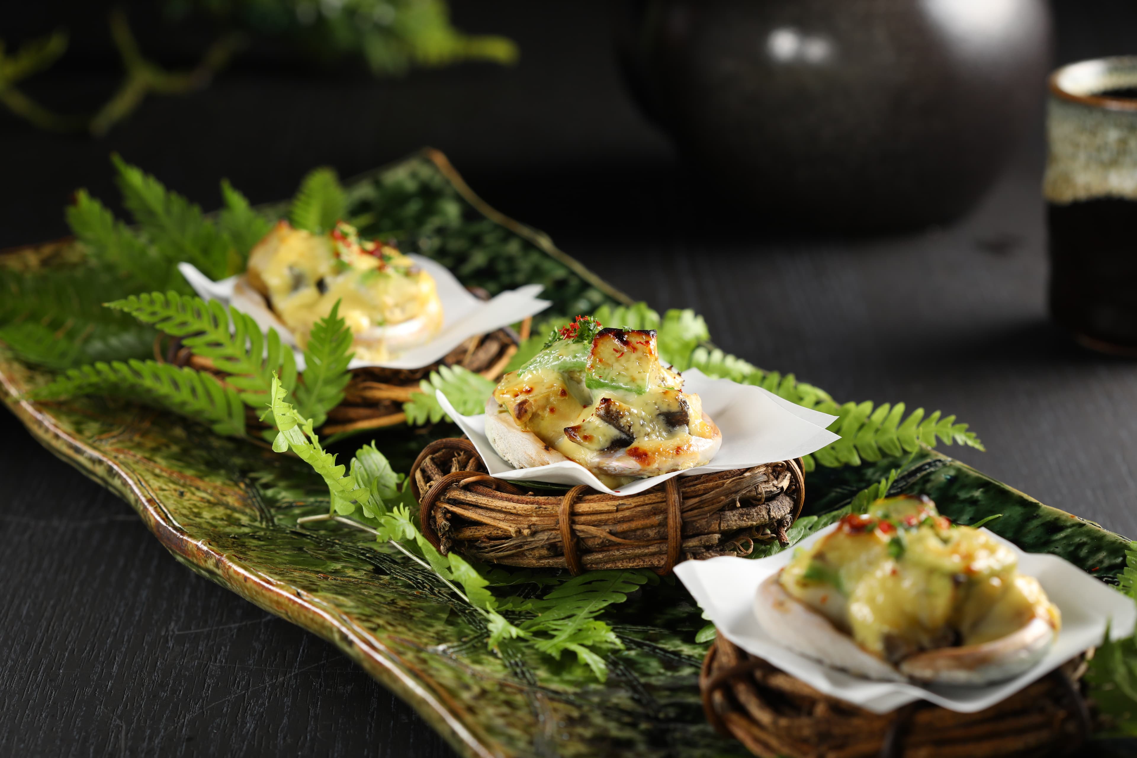 和風洋食的旬肴「和風焗鮑魚」，將鮑魚切塊後以奶油與白醬油拌炒，最後淋上味增白醬。