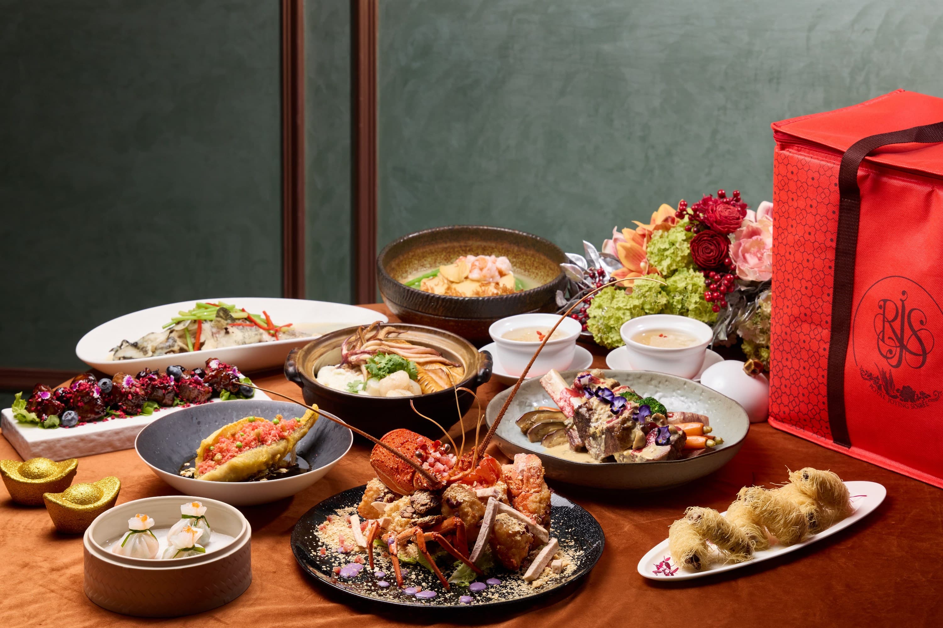 玖尹的外帶年菜套餐包含10道現做料理，帶回家簡單復熱就可大快朵頤。（6人年菜套餐12,888元，玖尹提供）