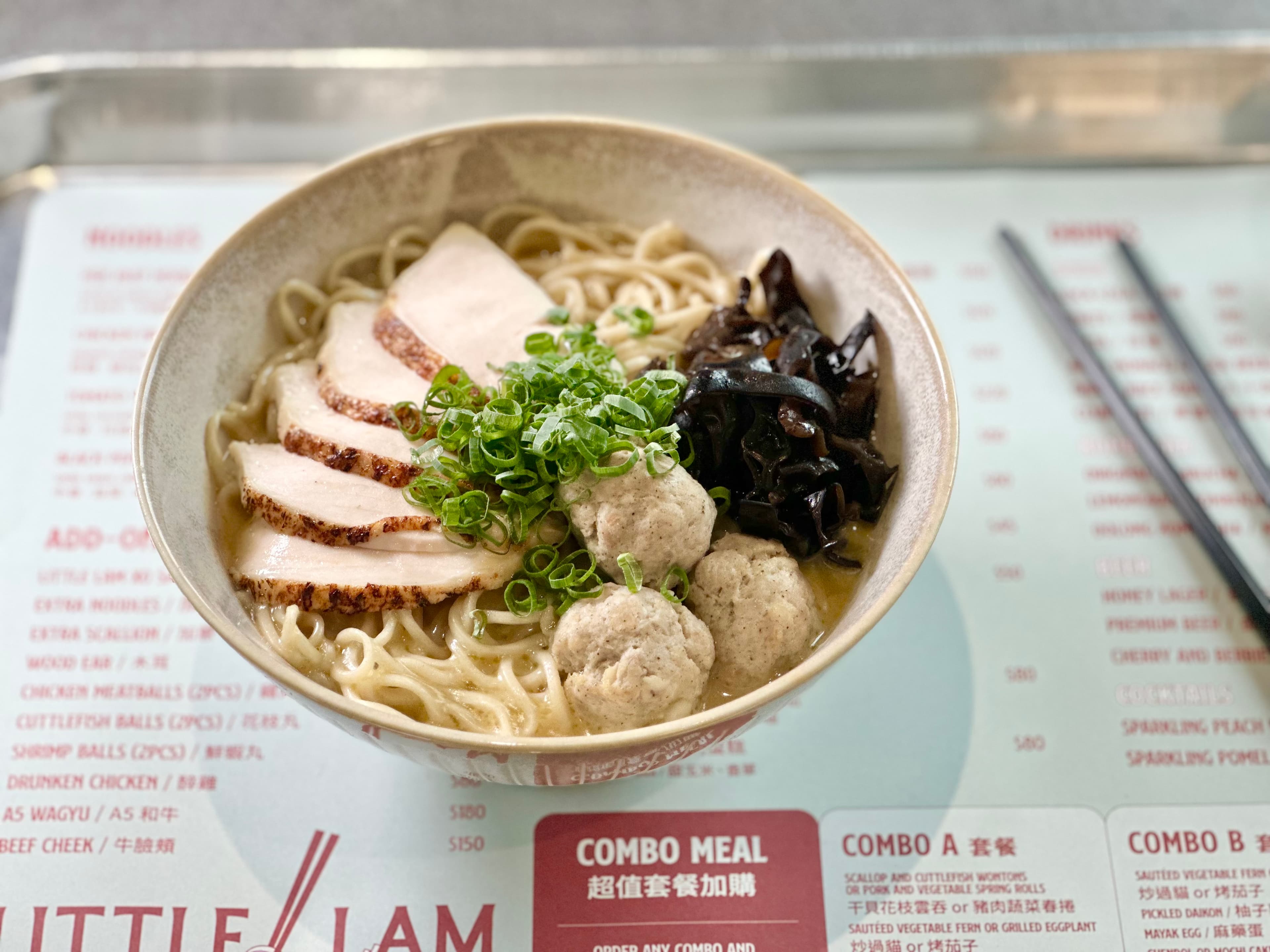 「雞白湯拉麵」湯頭雞味濃重，雞肉充滿紹興酒香，麵條彈牙吸湯。（380元／份）