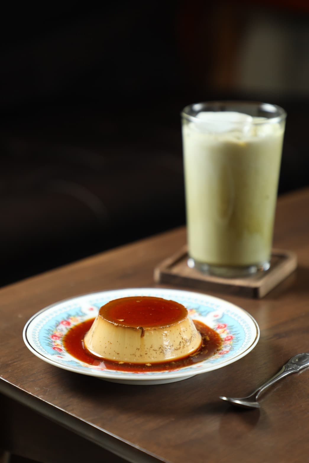 不定期出現的「焙茶布丁」口感紮實細密，茶味清爽。（120元／份）
