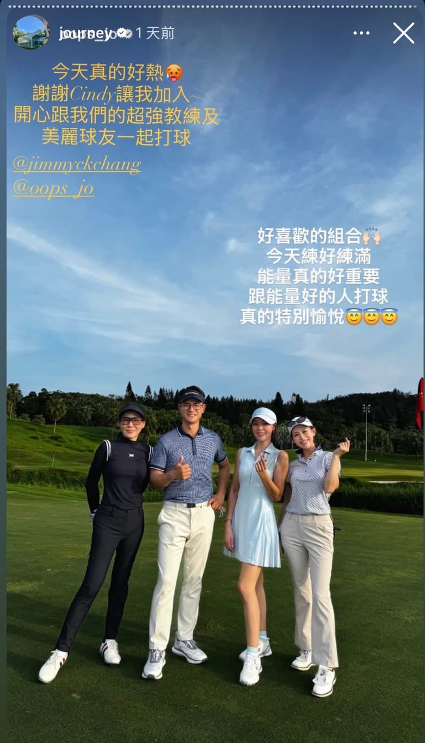 曾馨瑩（右二）與好友們在高爾夫球場揮桿，穿一身白色高爾夫洋裝，展現修長美腿。（翻攝hsin_ying_tseng IG）