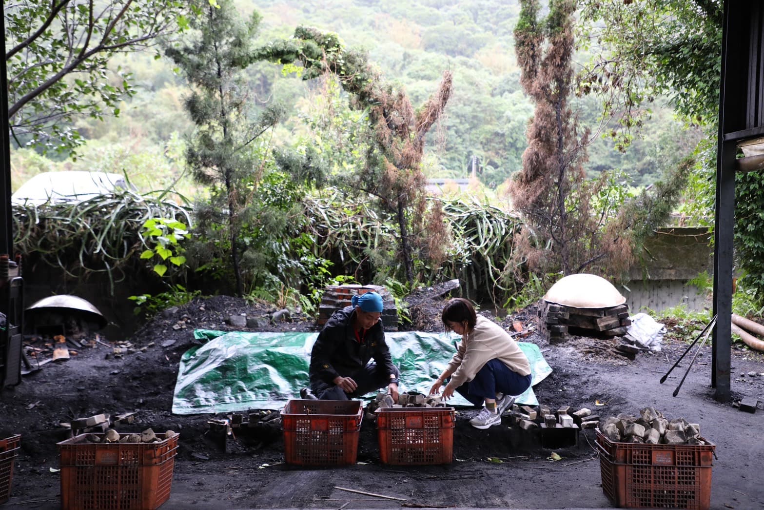 負責人賴家龍與自家哥哥姊姊一起回鄉，將原先單純種植地瓜的土地，改造成多年齡層皆能體驗摘種地瓜、控窯、以及控窯美食的「汪汪地瓜園」。