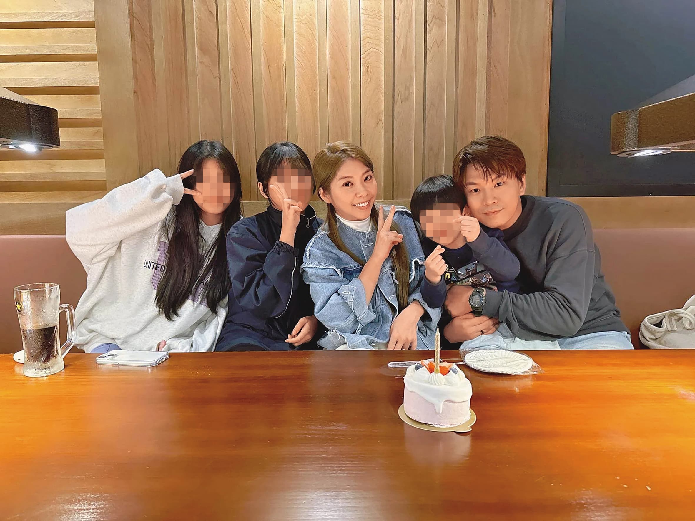 阿弟(右)和Mei(中)育有兩女一男,經濟壓力不小。
