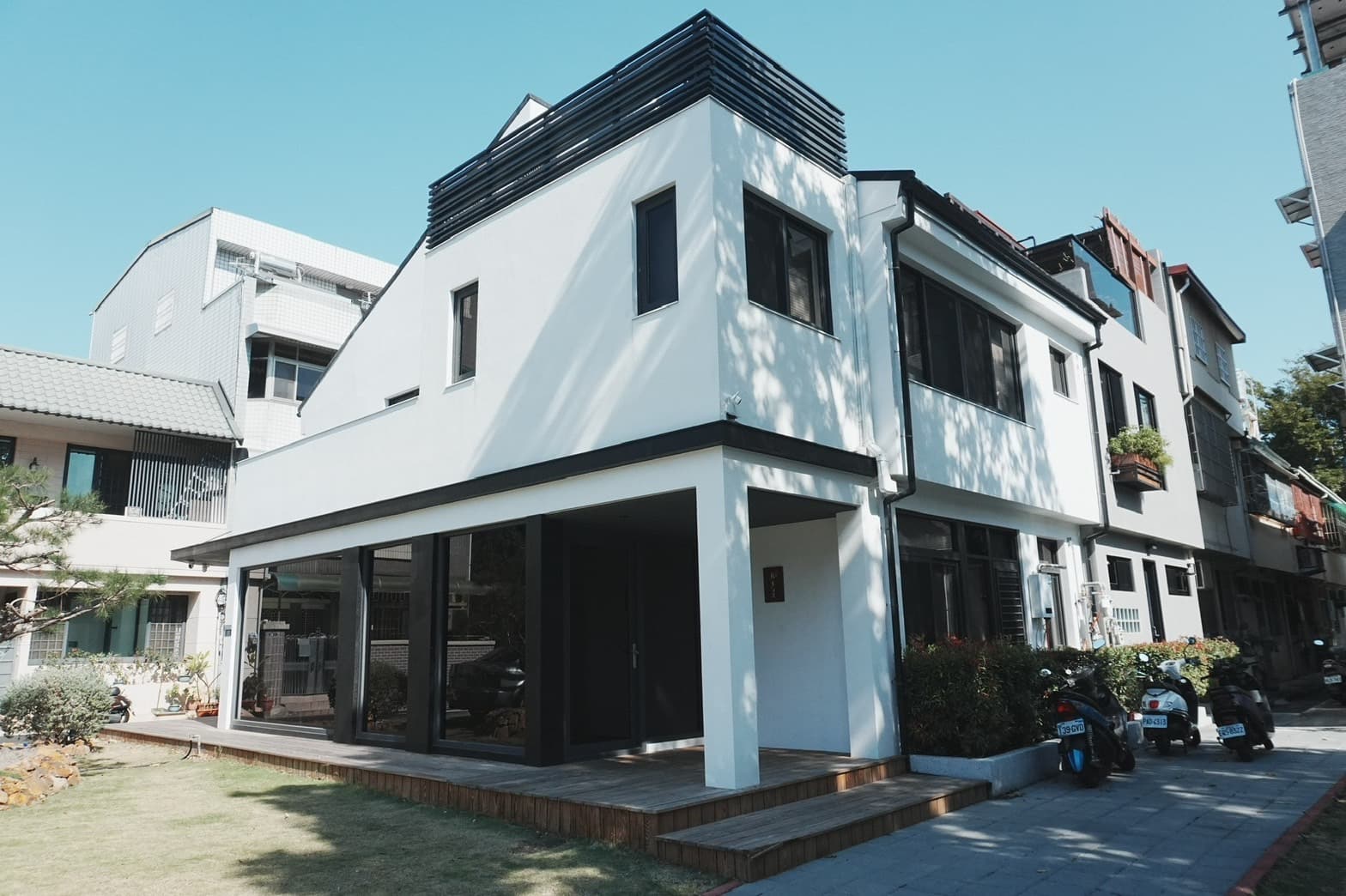 「鮨多芽」位於兩層樓獨棟純白建築的一樓，整體空間由創辦人兼行政主廚宋大為一手操刀設計監工。