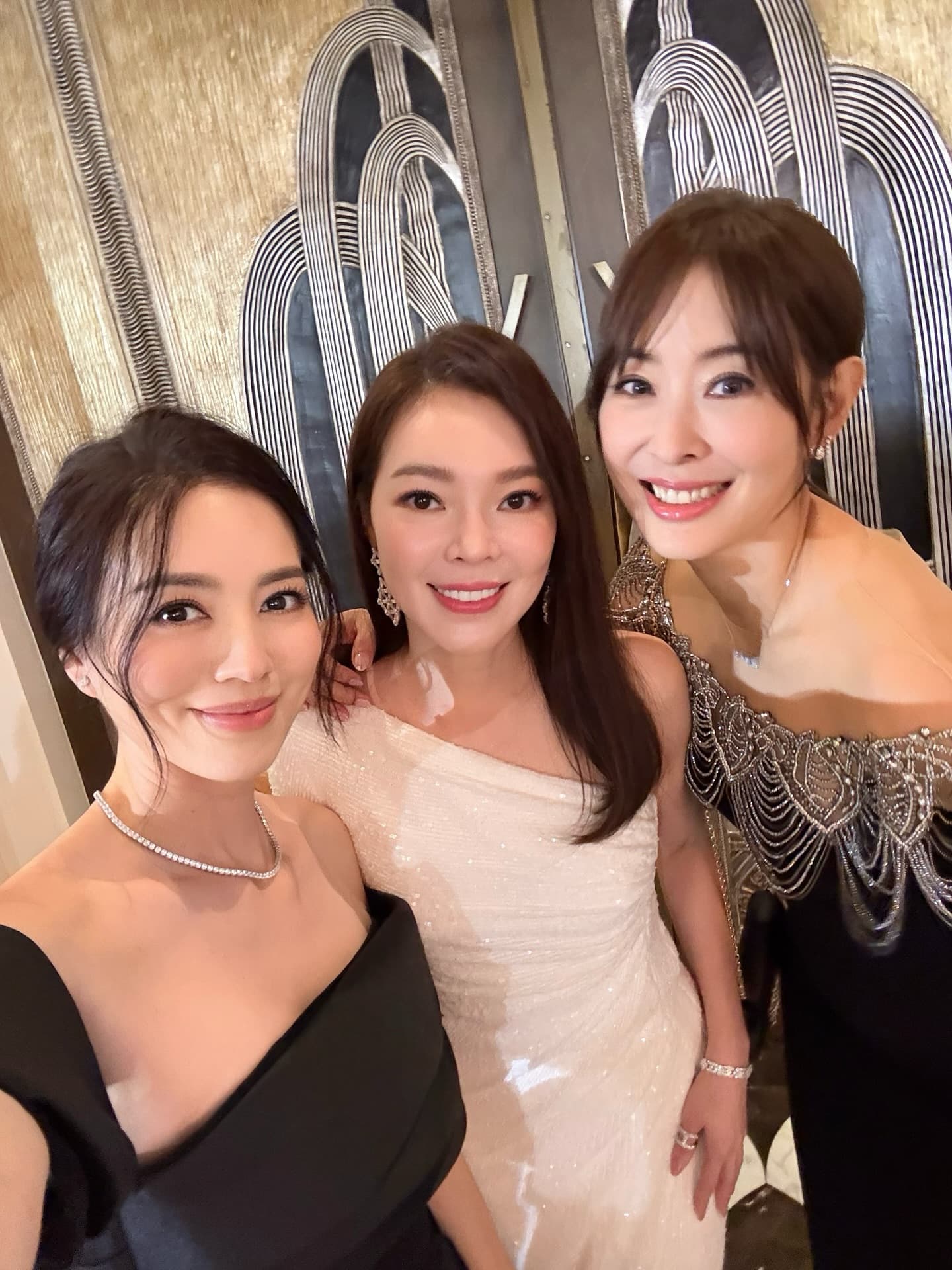 曾馨瑩（中）和林牧潔、賈永婕出席時尚晚宴。（翻攝muchieh IG）