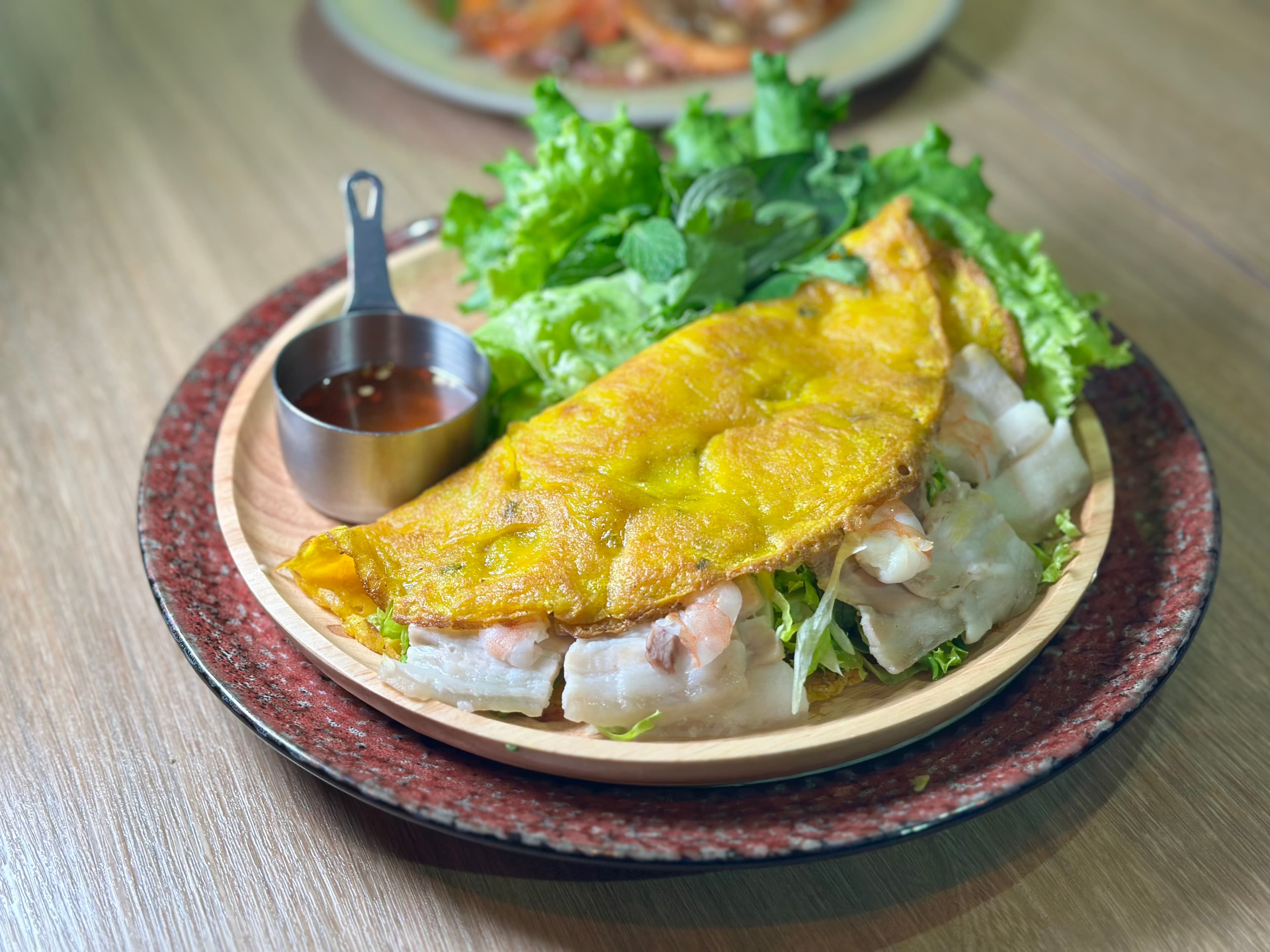 「煎班燒」要用生菜包著蛋皮、豬肉和蝦仁一起吃，口感、味道很豐富。（280元／份）