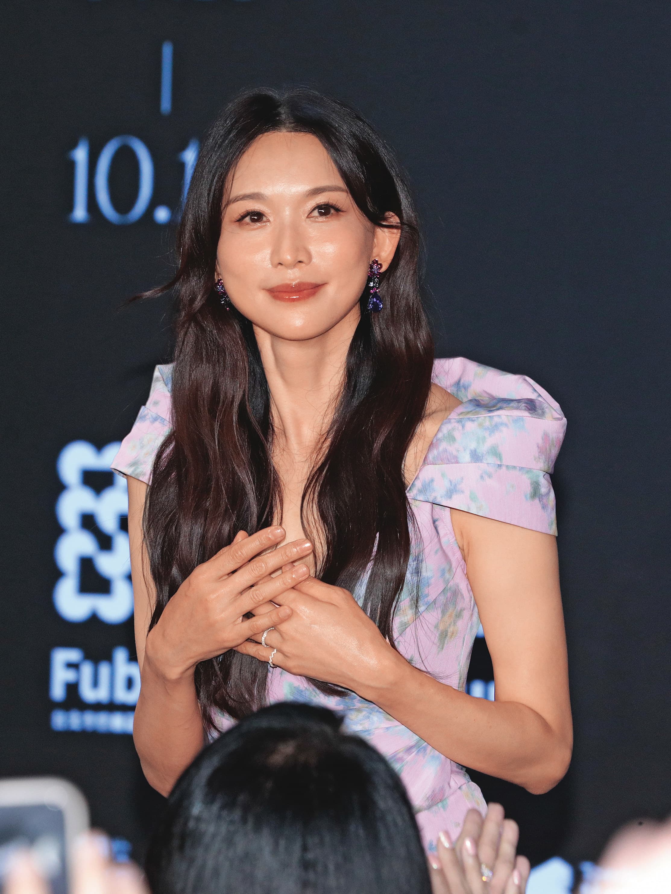  人終究是要「乳滑」的，林志玲千擋萬擋（圖），也擋不住我們攝影葛格的神捕捉哈哈哈！（叉腰笑）