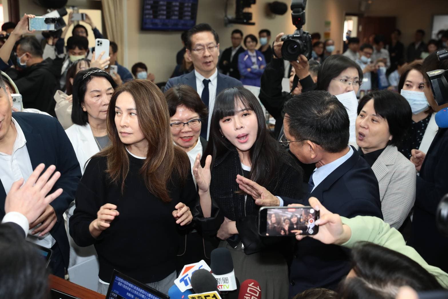 綠委痛批民眾黨此舉是合法掩護非法，在野立委則護航強調法規沒有禁止聯合質詢。（鏡報林煒凱）