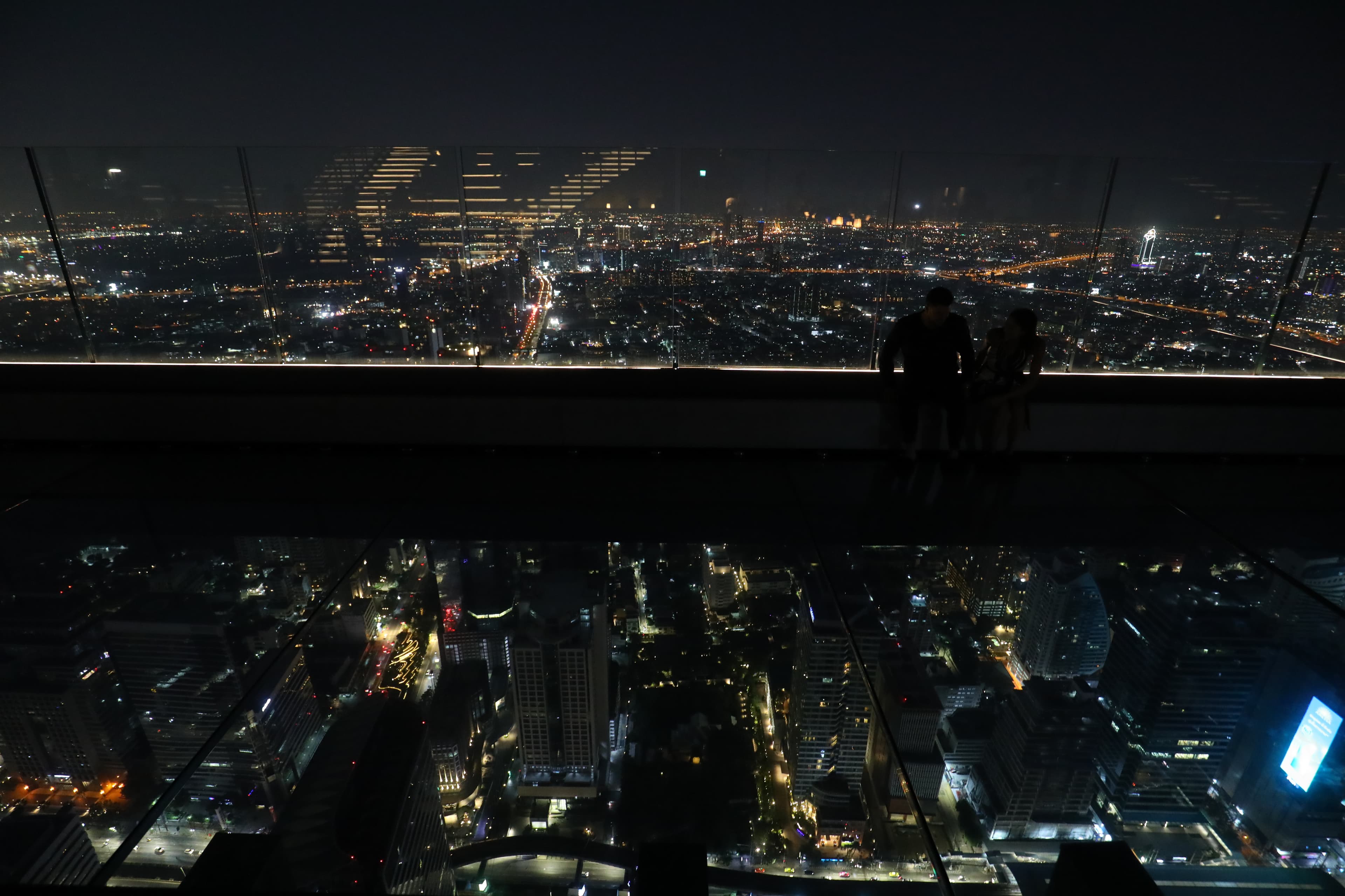 夜晚在透明空中步道「SkyWalk」來回走一遍，是挑戰自我的試膽行動。