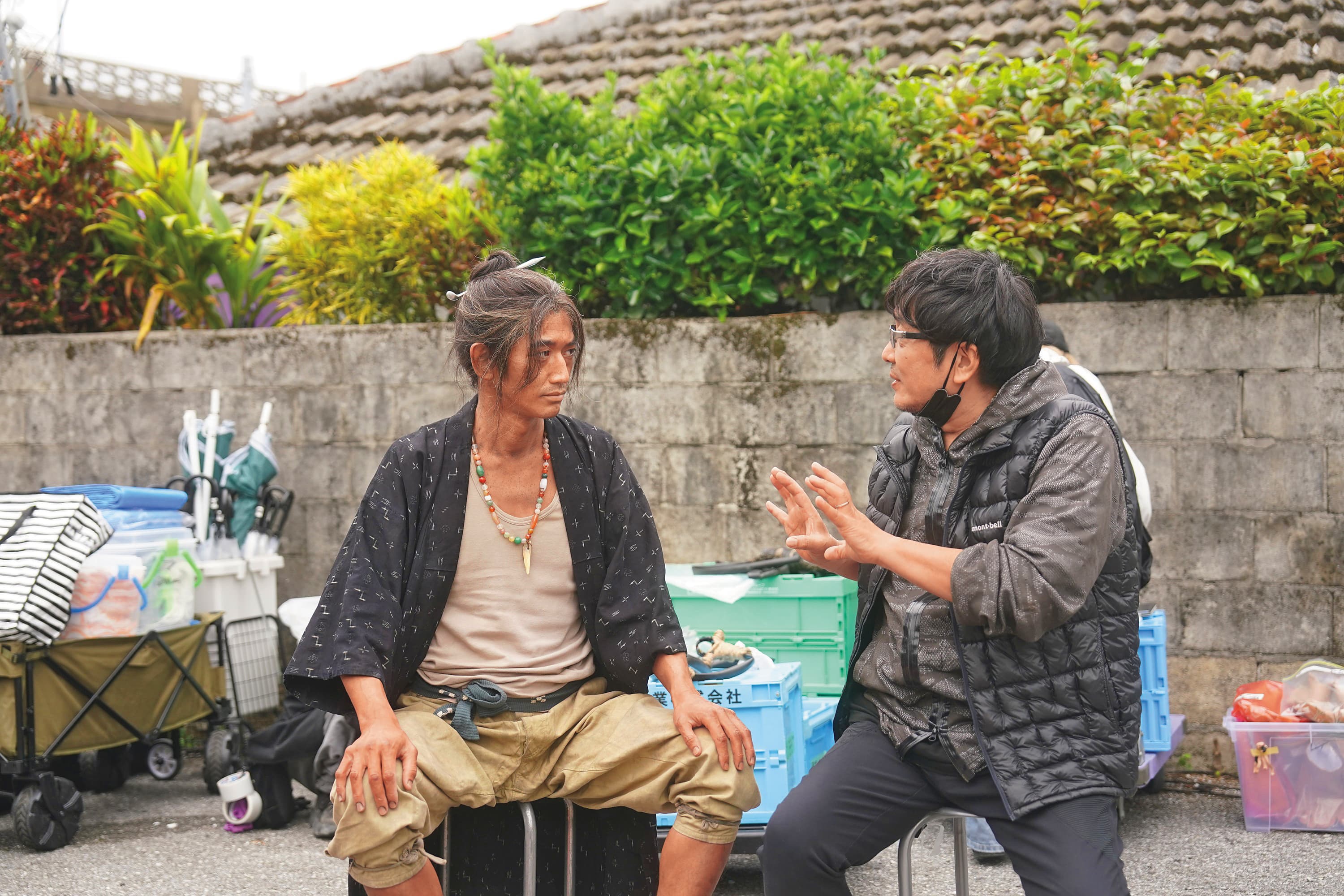 永山瑛太（左）在《寶島》飾演戰果撈客的首領，大友啟史（右）為了讓角色更立體，多次修改劇本，在現場也積極與他溝通。（東映提供）