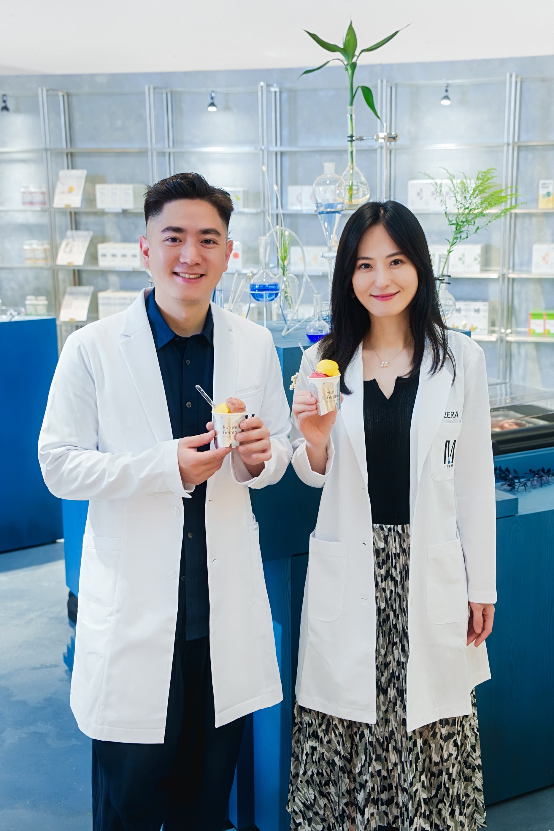 創辦人劉彥伯（圖左）出身台中在地藥局第三代，擁有藥師專業背景。（分子藥局NORTH HUB提供）
