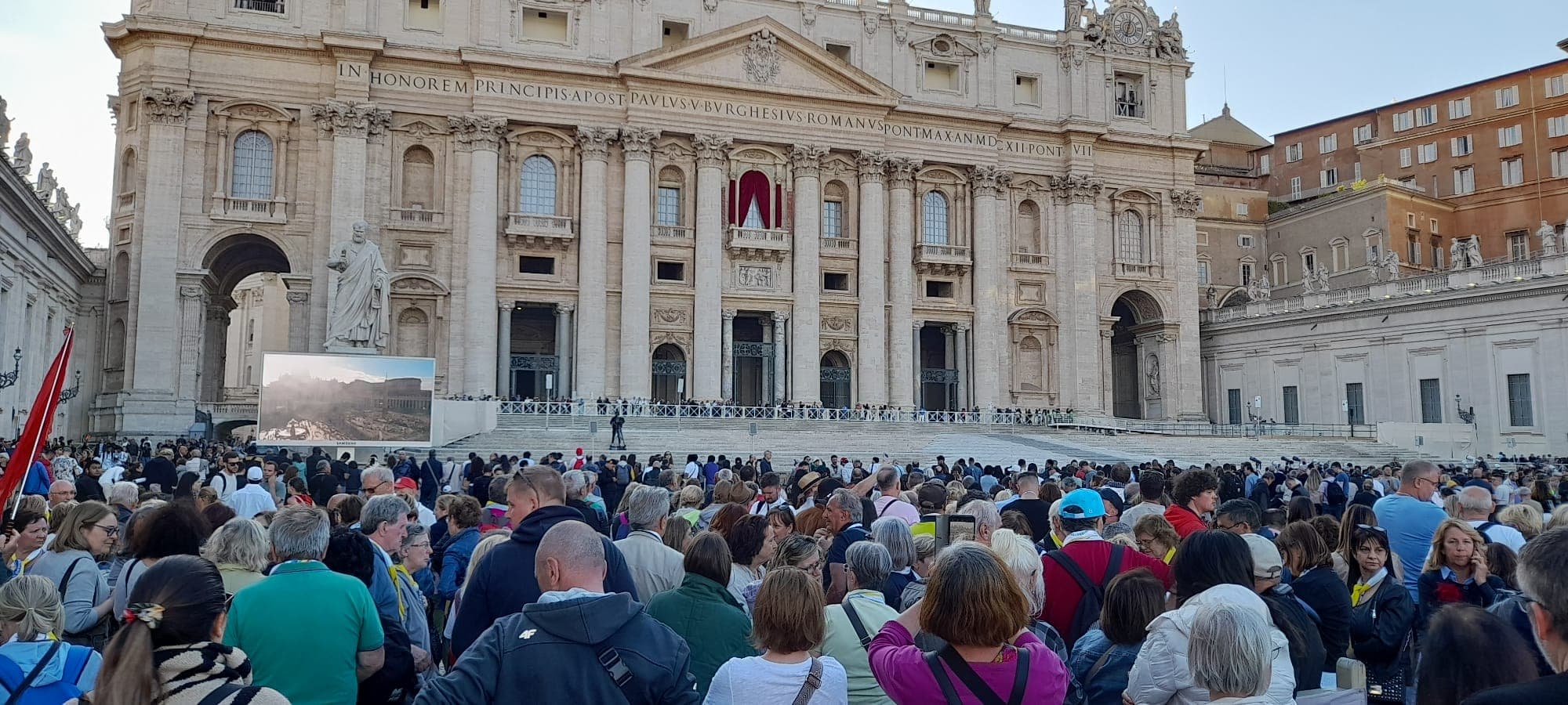 祕密會議舉行第一天，信徒聚集在聖伯多祿廣場外。（翻攝X@VaticanNews）