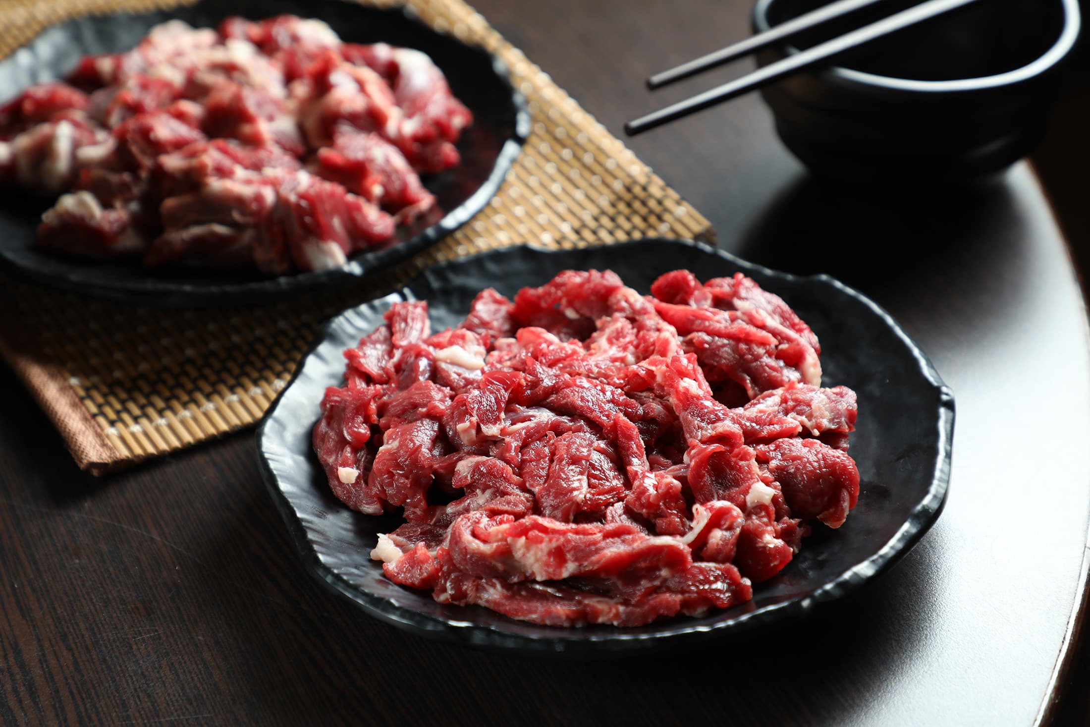 「年菜組合餐」包含肉質甘甜的「嫩羊肉」(前)、帶有骨香的「肋排肉」(後)等。(2,888元/份、約6~8人份)