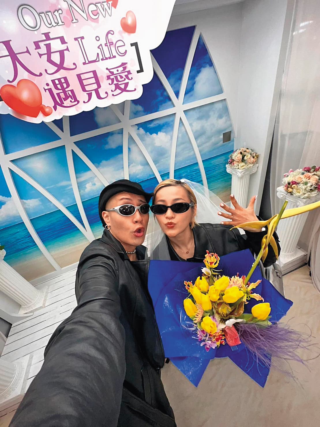 有媒體稱,民眾在台北大安區戶政事務所,看到黃宣與老婆去登記成為合法夫妻。(讀者提供)