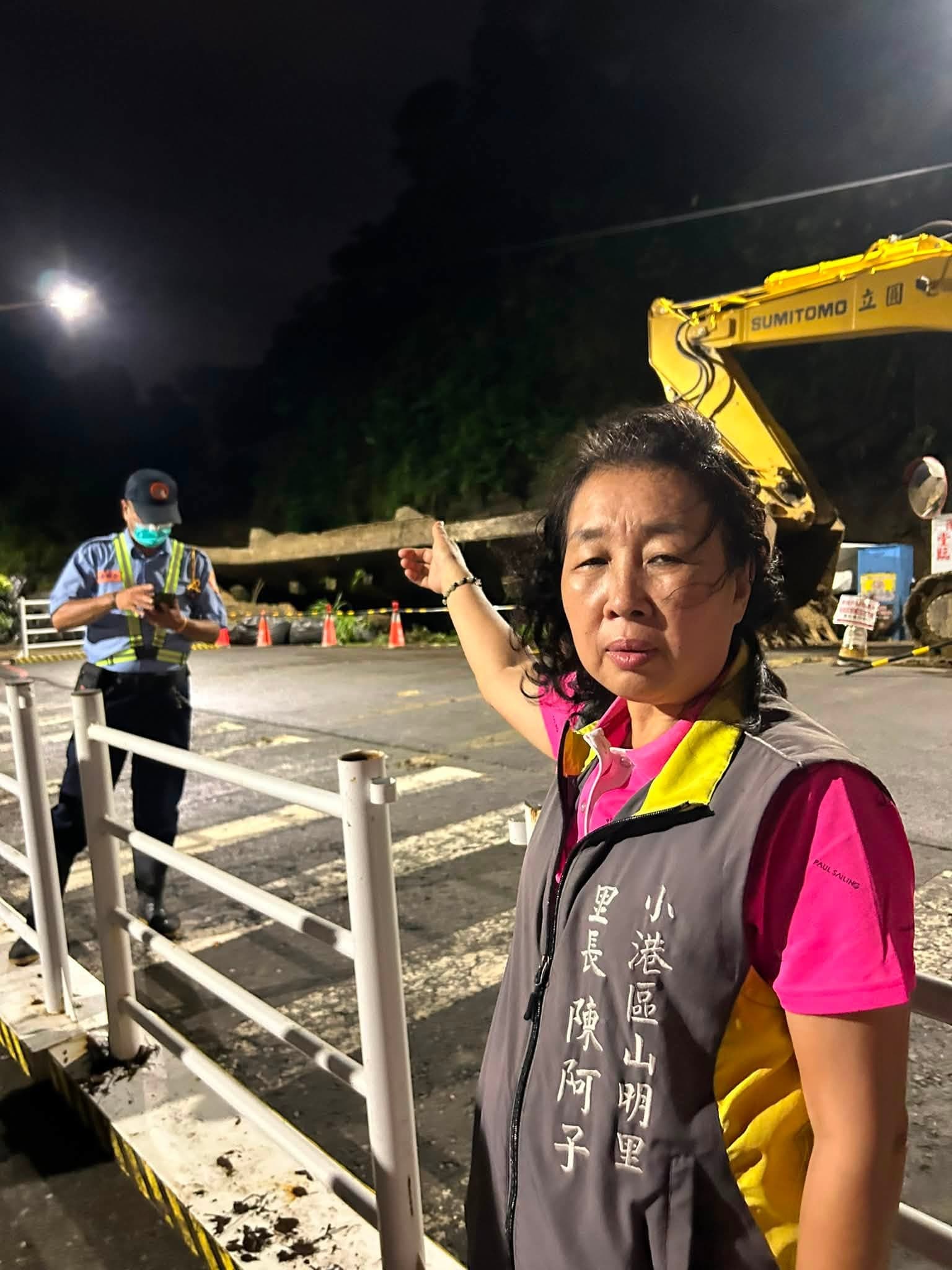 里長陳阿子指出日前山坡崩落的區域。（翻攝自陳阿子臉書）
