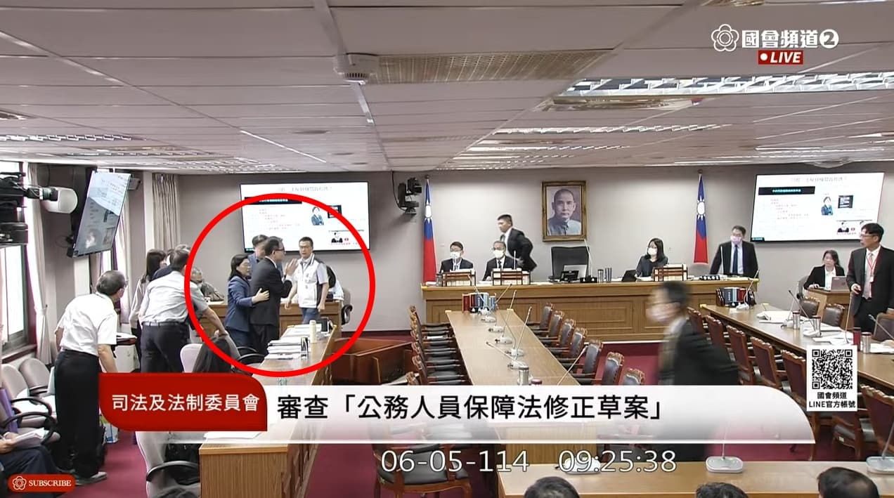 劉建忻被攙扶到座位後恢復意識，向眾人致歉。（翻攝自國會頻道）